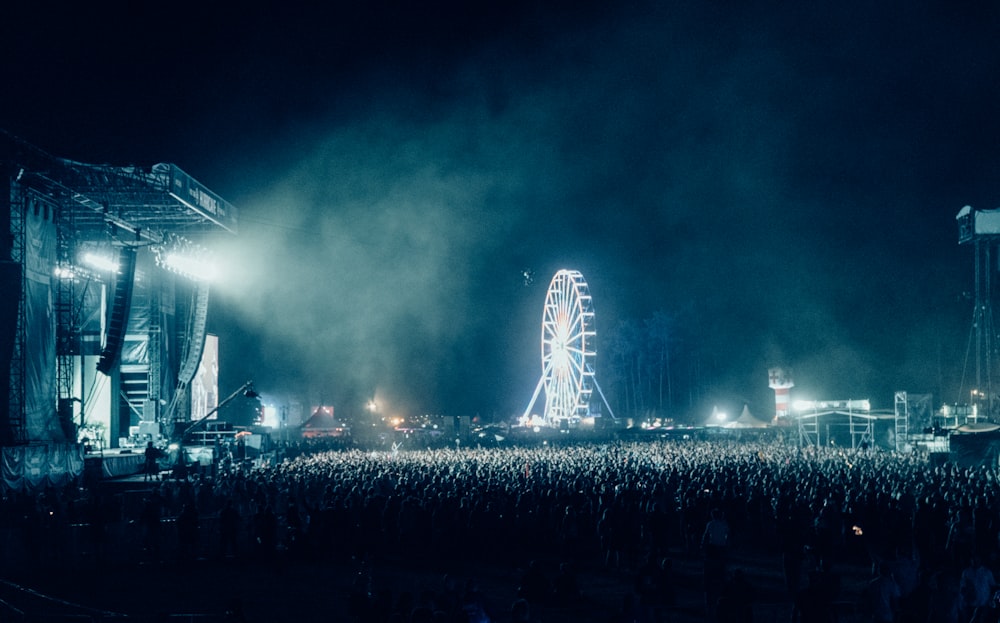 Una multitud de personas en un concierto