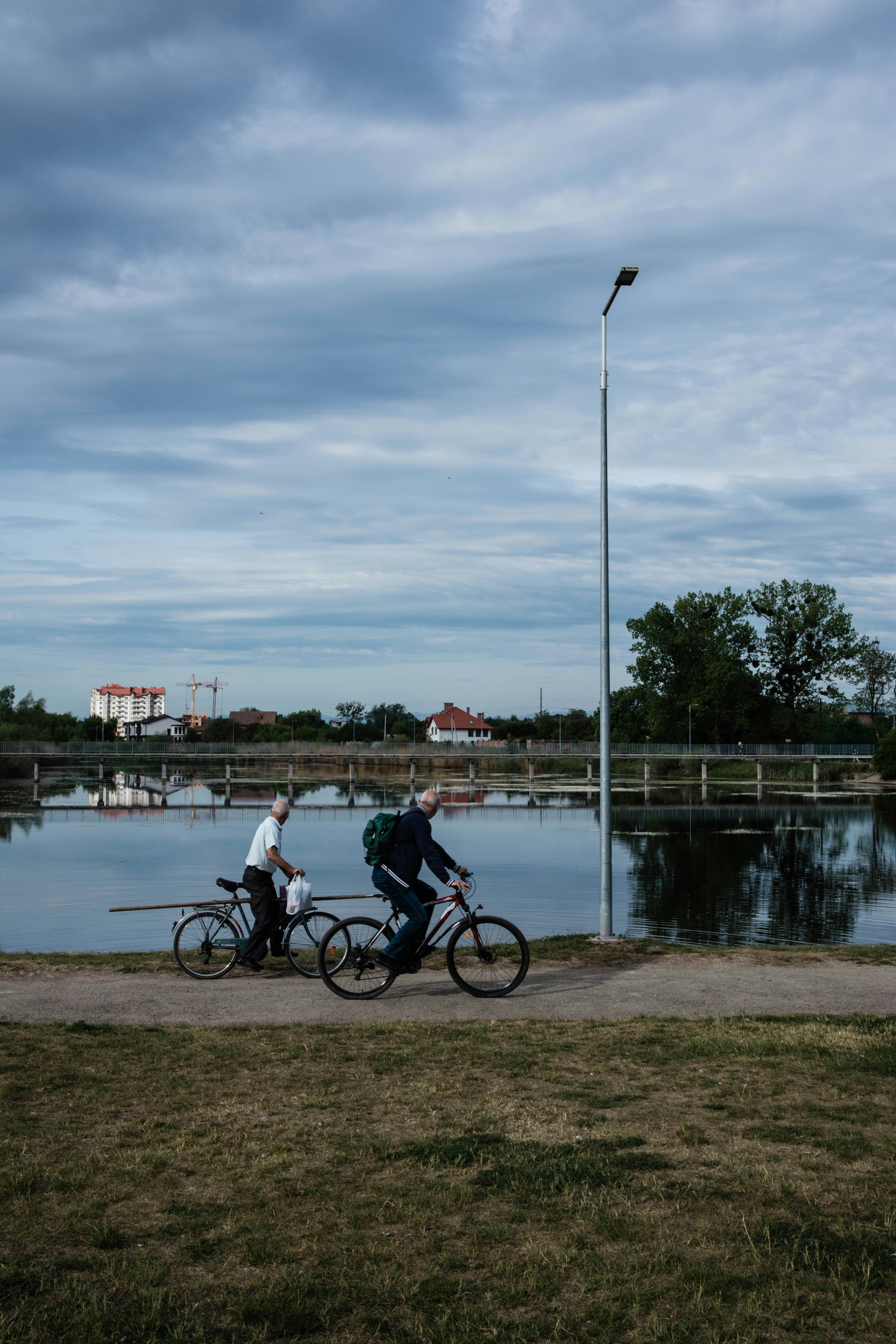 a group of people with bicycles by a body of water