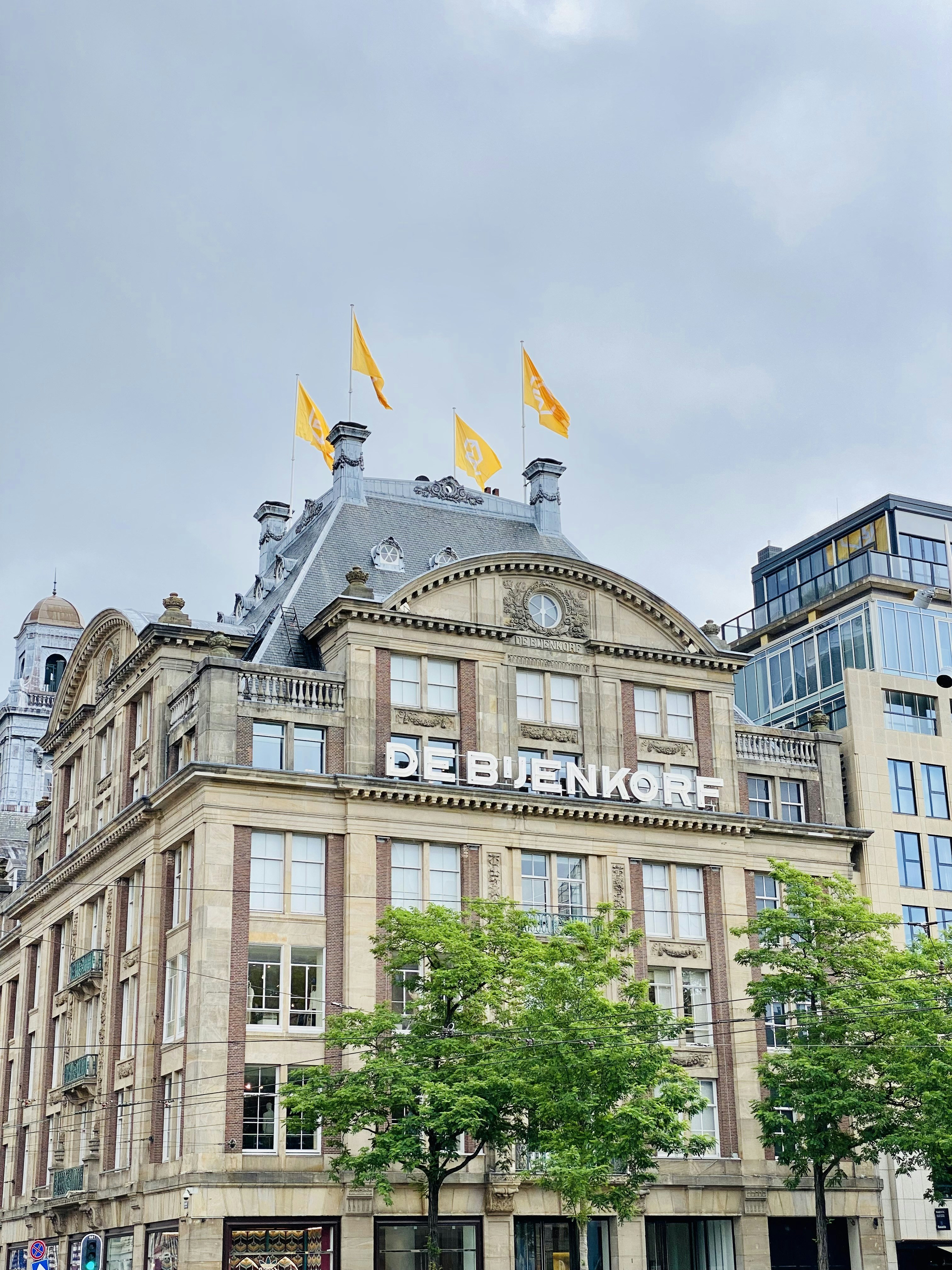 ein Gebäude mit Fahnen auf dem Dach