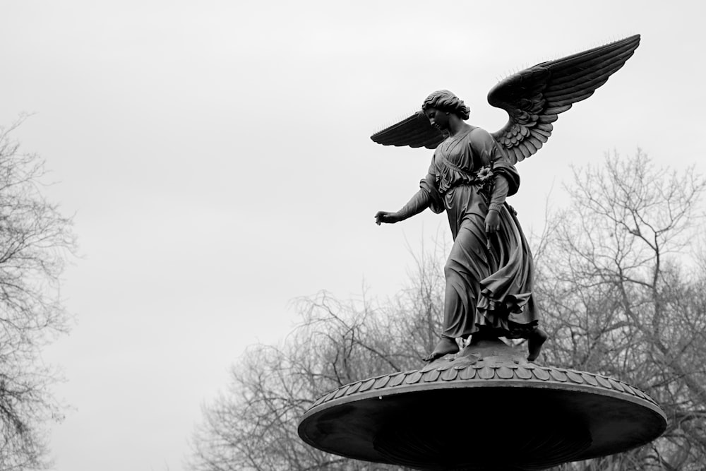 Una estatua de un hombre con alas