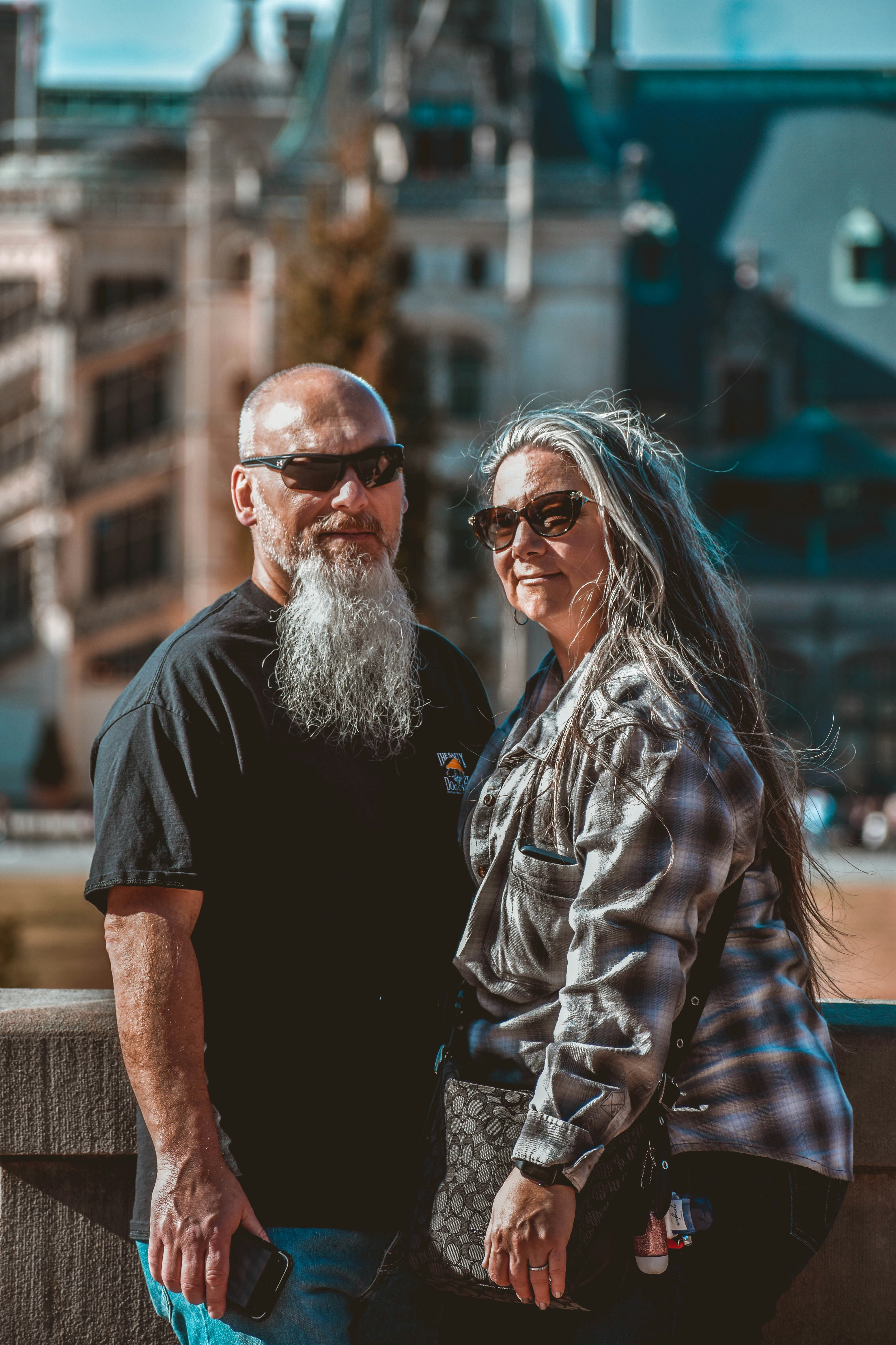 um homem e uma mulher posando para uma foto