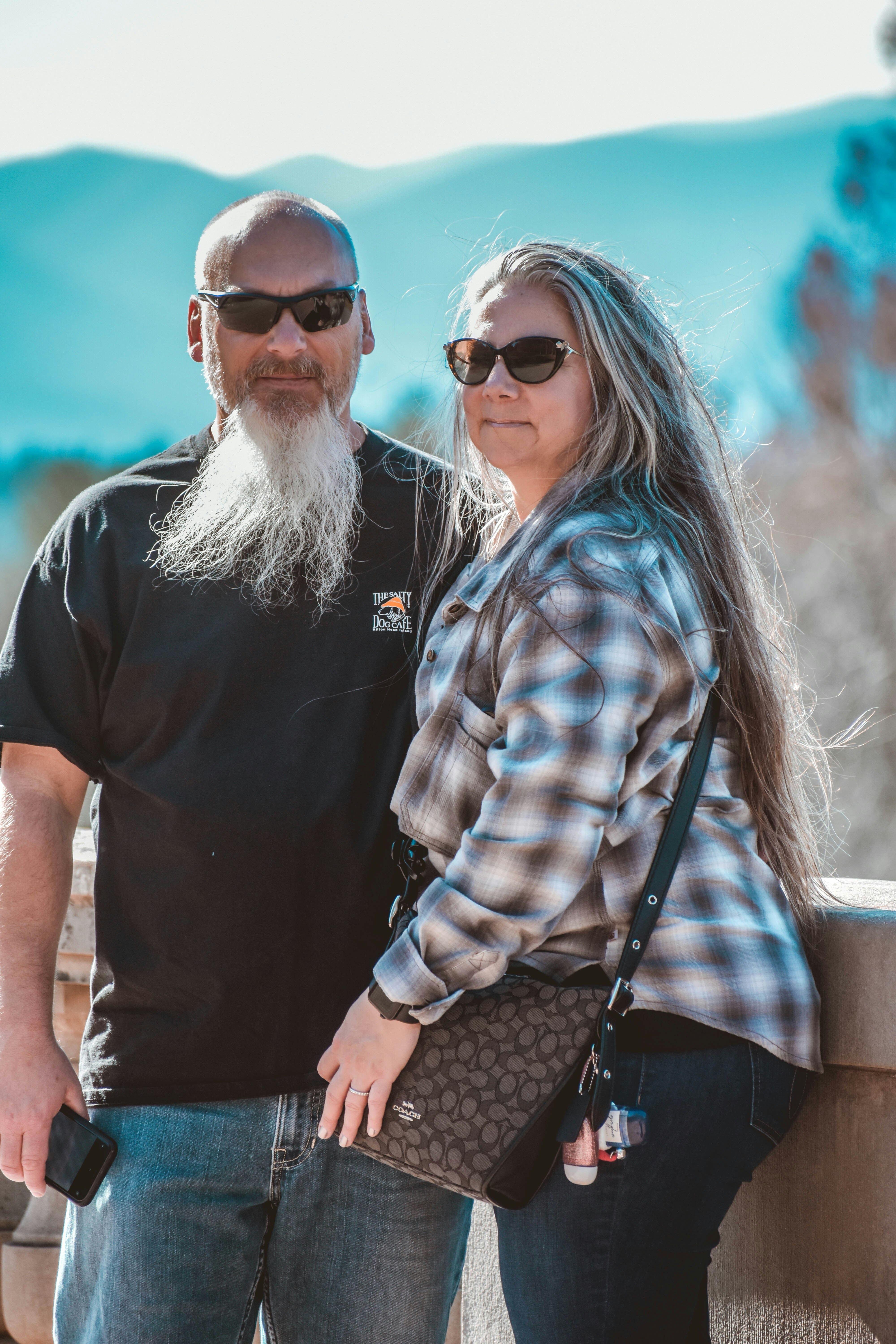 um homem e uma mulher posando para uma foto