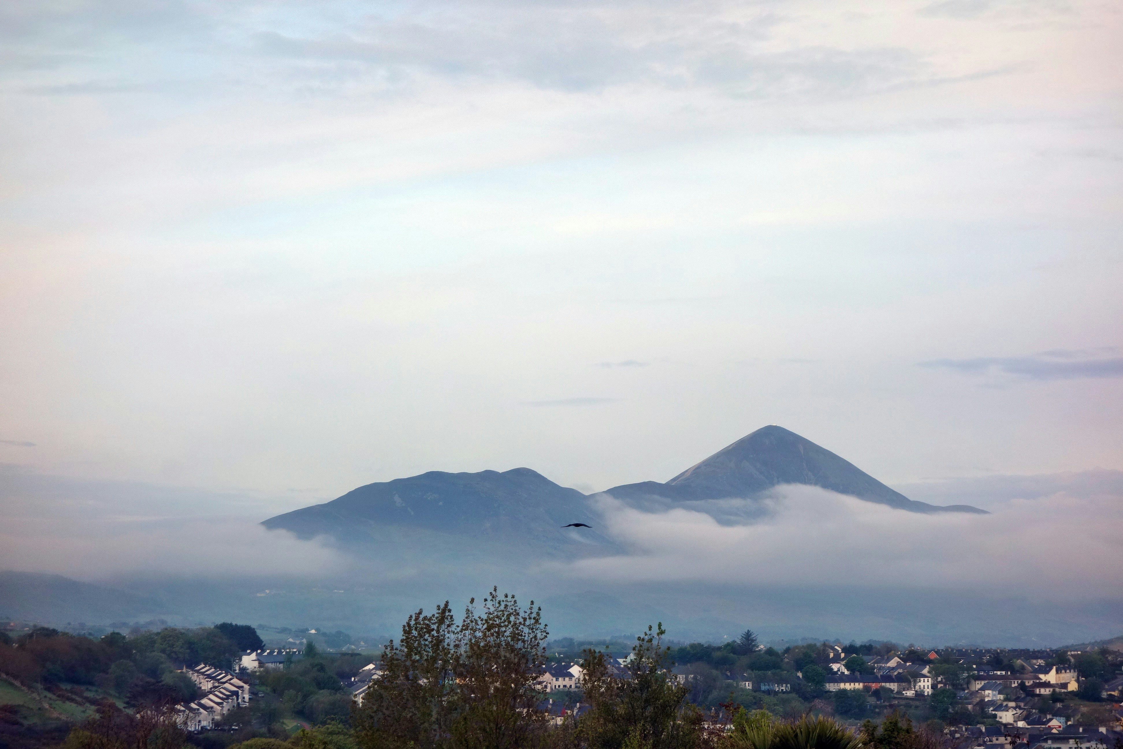uma cidade com uma montanha ao fundo