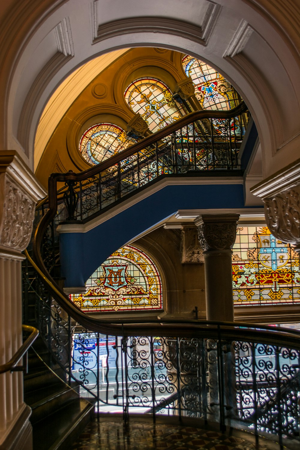 un grand vitrail dans un bâtiment