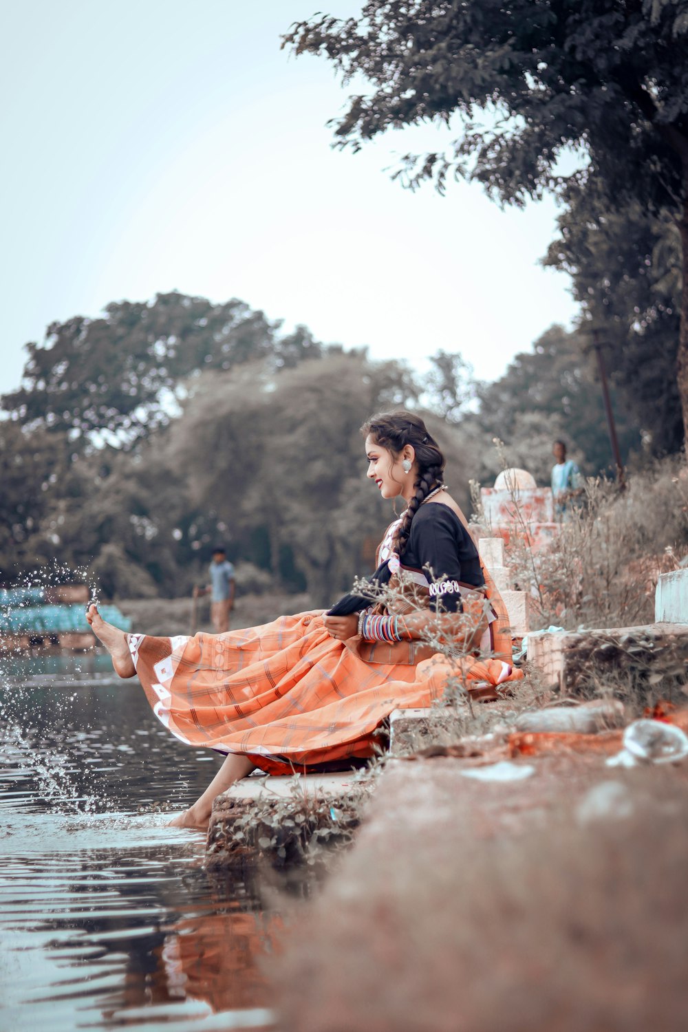 una persona en una canoa