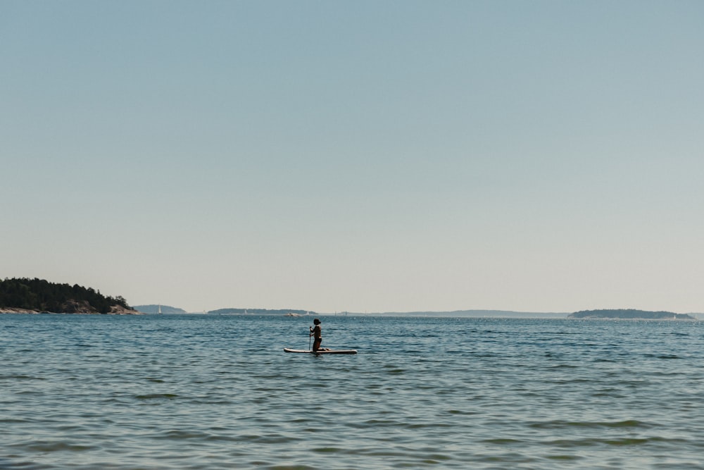 uma pessoa em uma prancha de surf na água