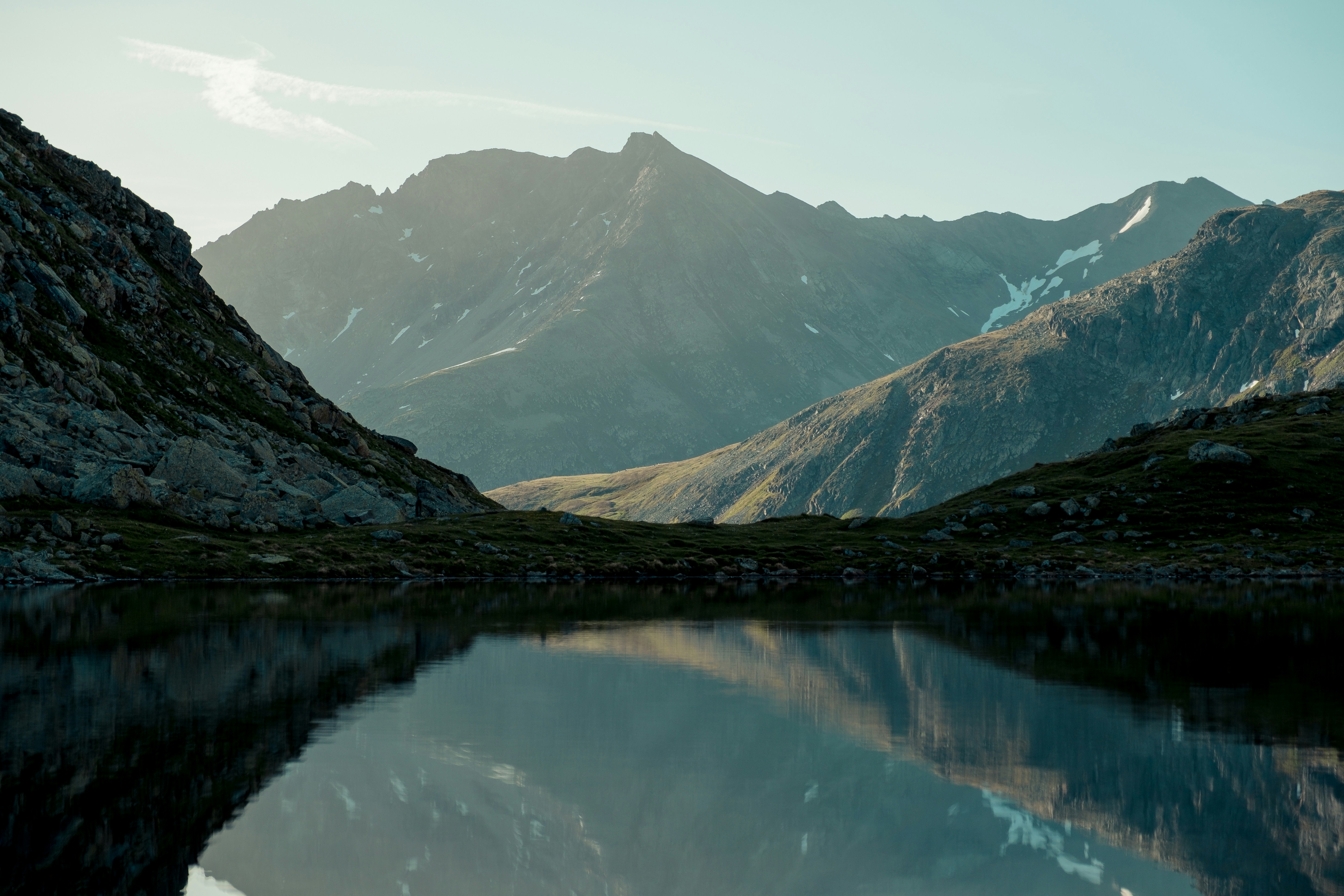 Un lago di fronte a una montagna