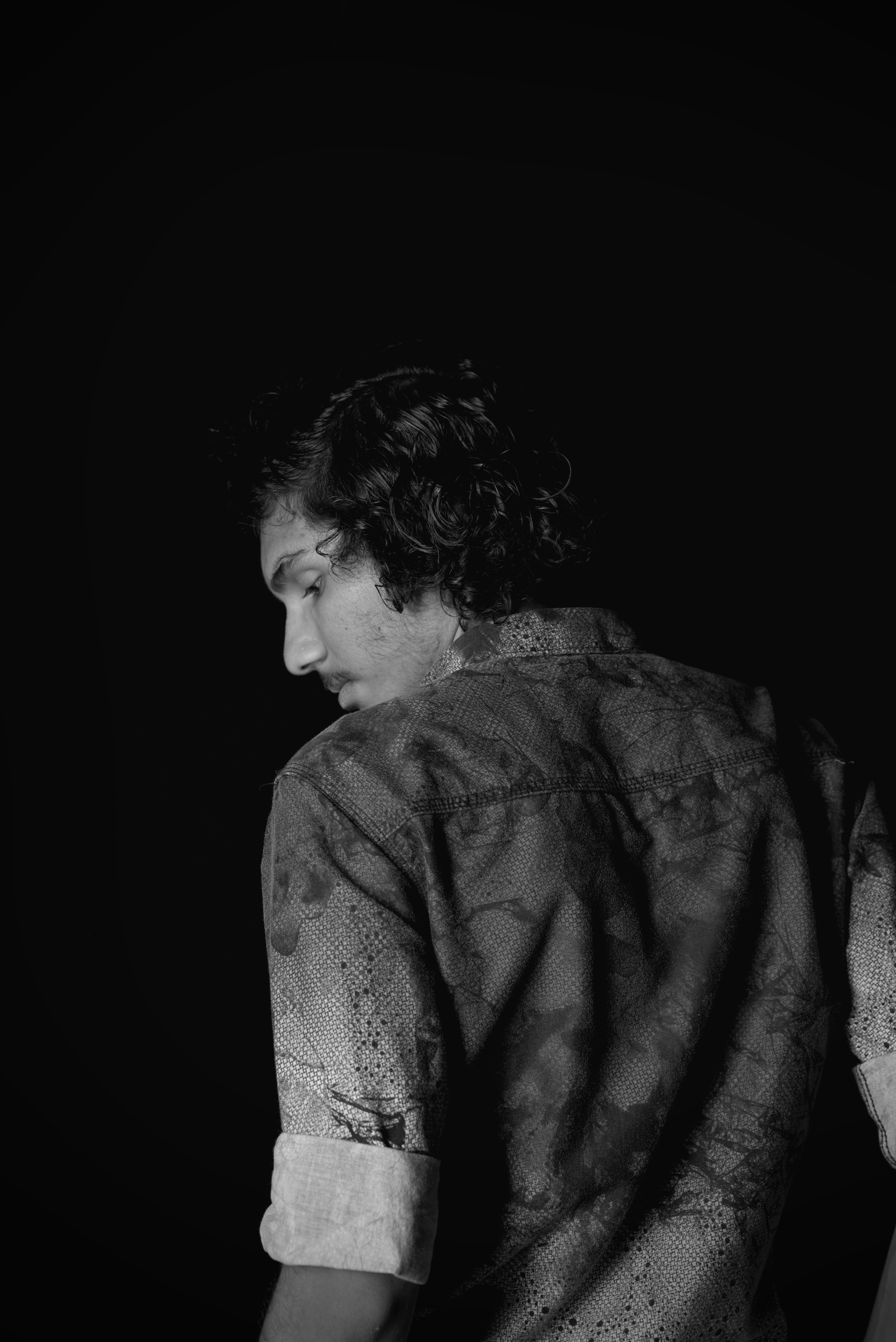 um homem de braços cruzados