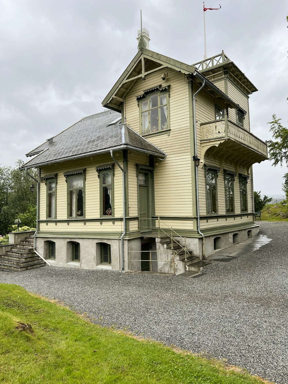 uma casa com uma bandeira no topo