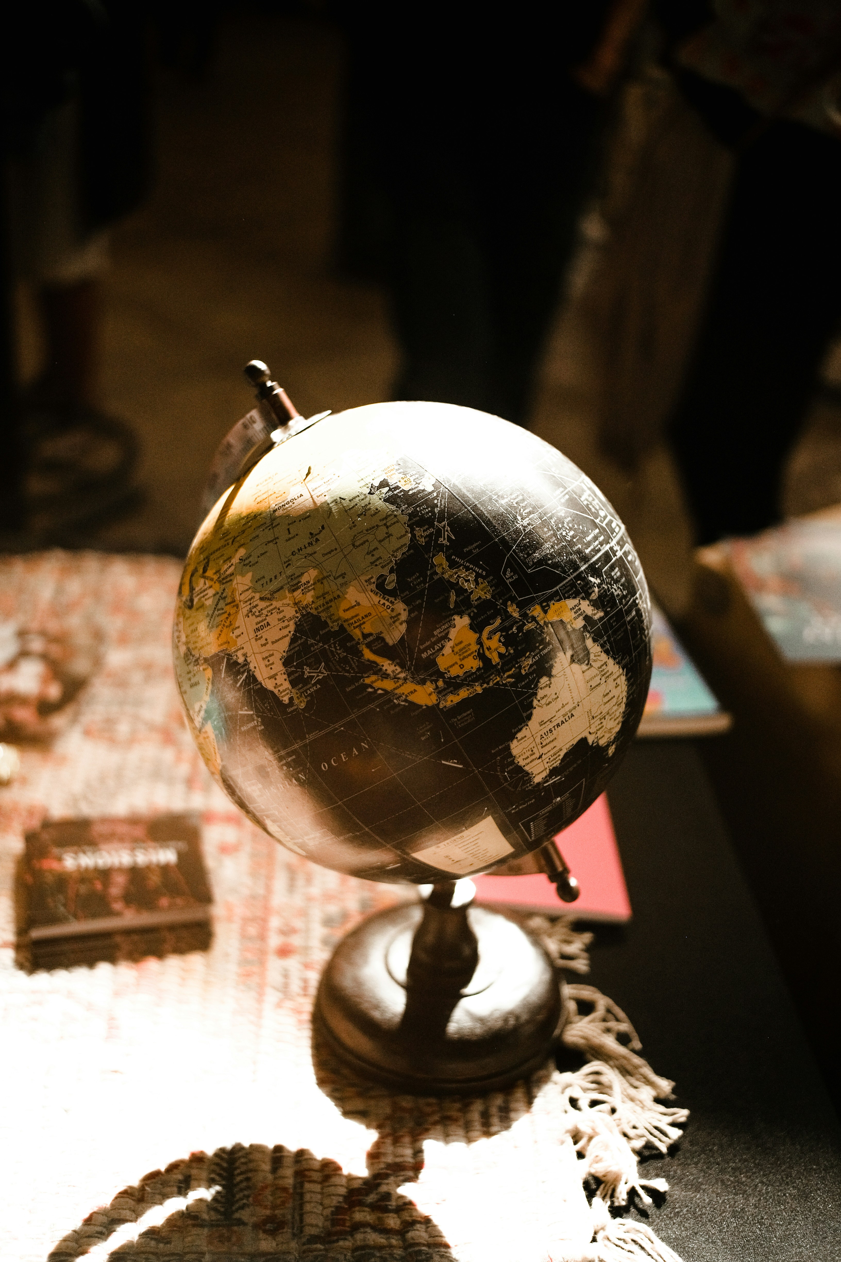 una lampadina su un tavolo