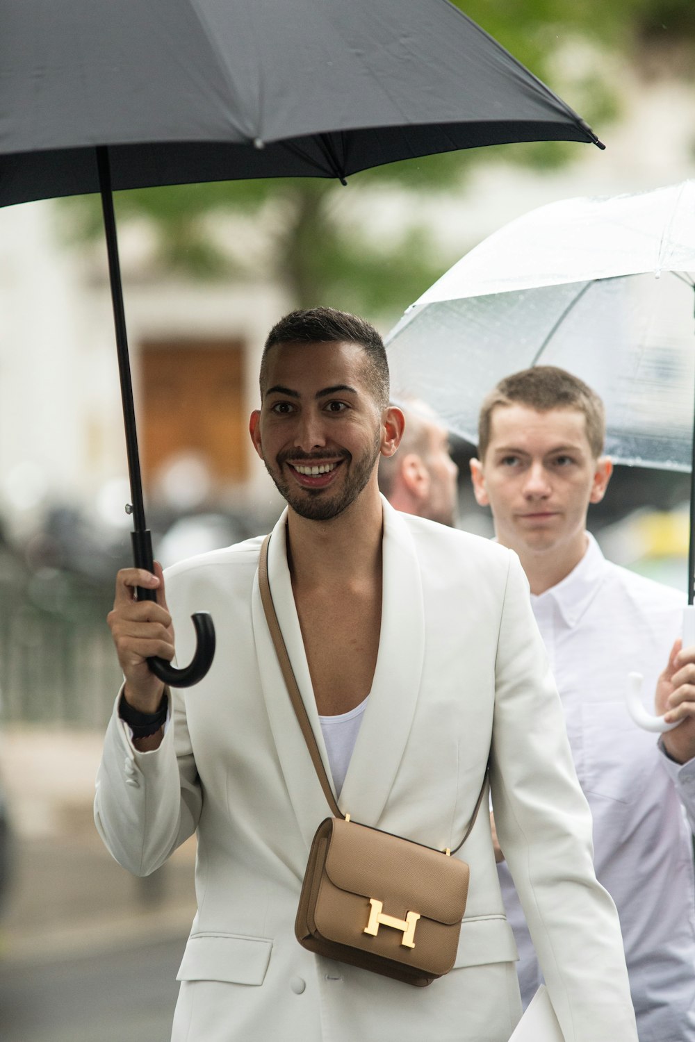 um homem segurando um guarda-chuva