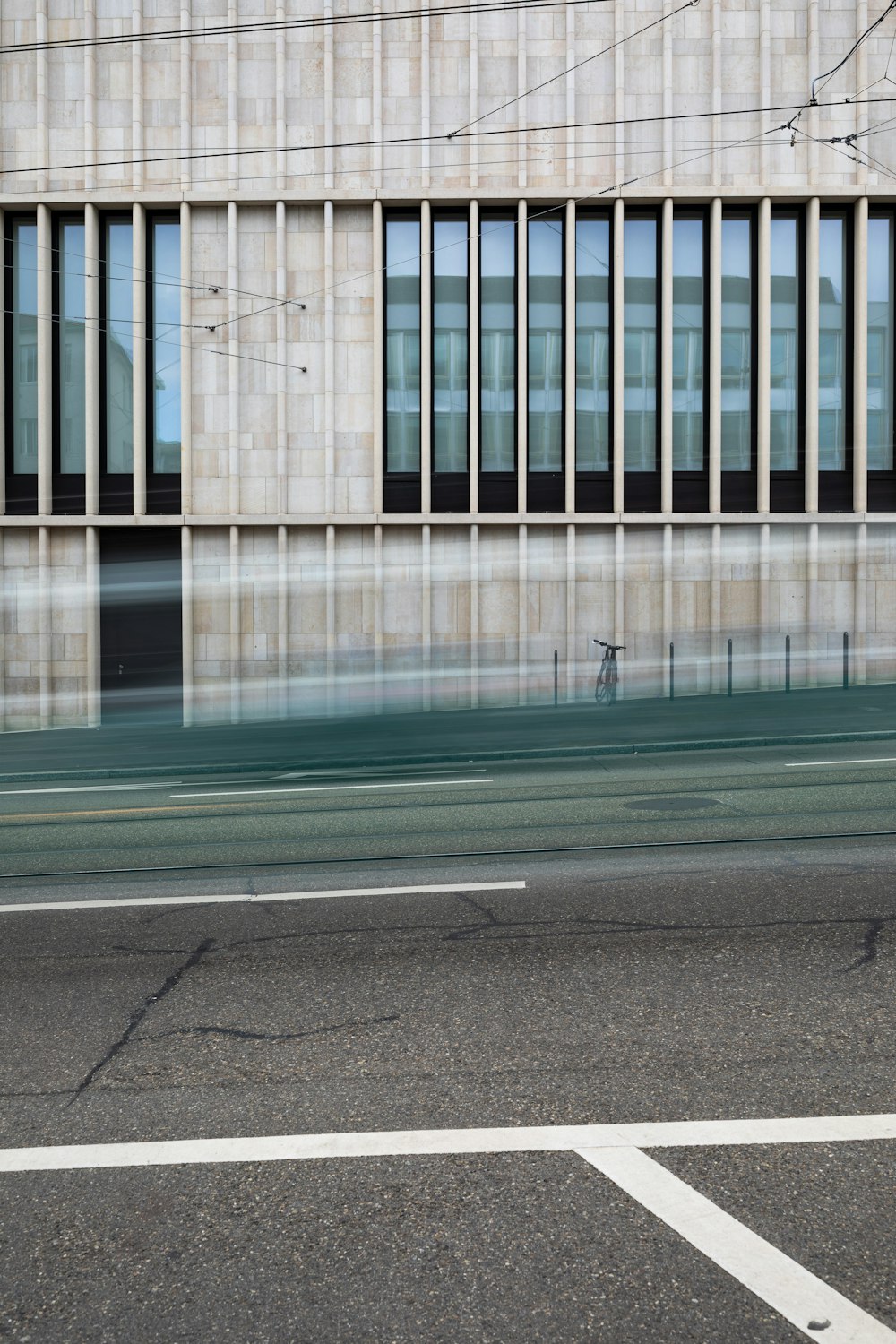 Un edificio con molte finestre