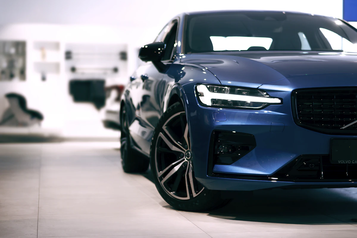Volvo S60 zaparkowane na ulicy