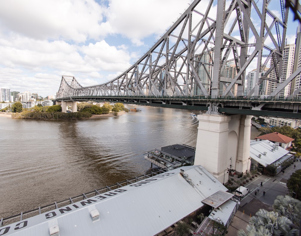 Eine Brücke über einen Fluss