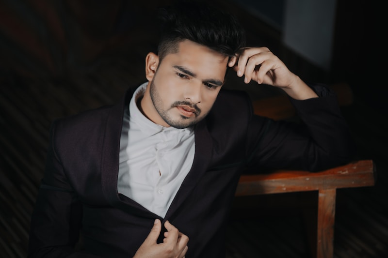 Hombre posando con mano en la cabeza