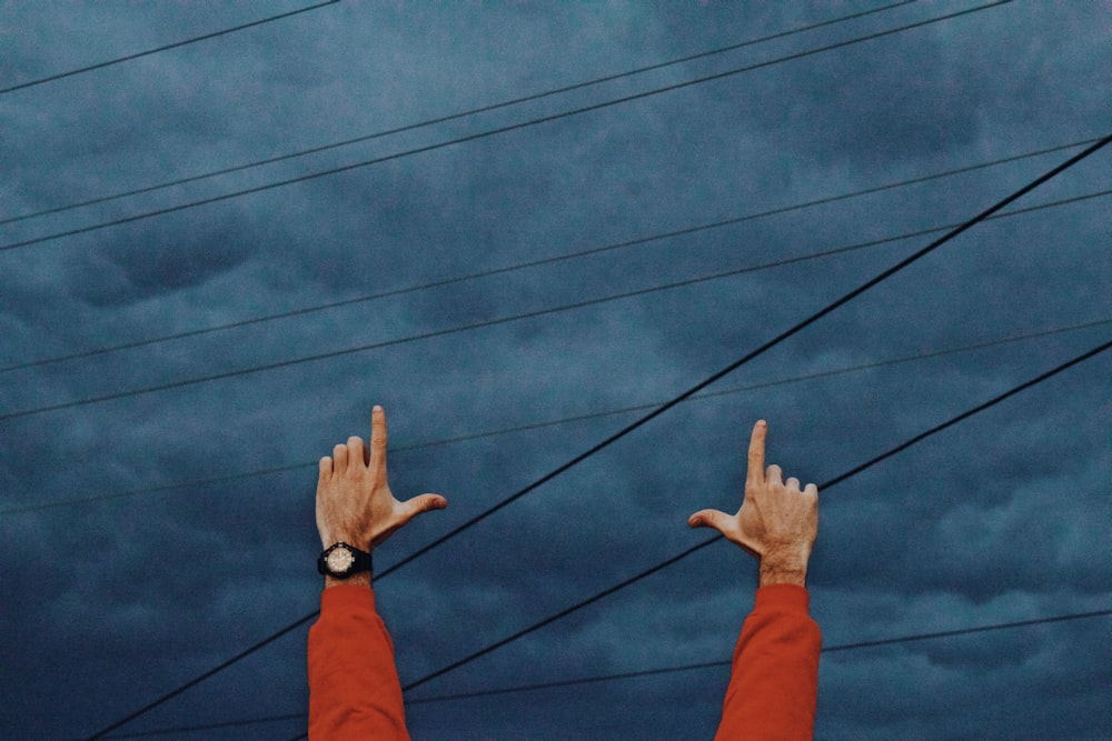 mãos que alcançam um céu