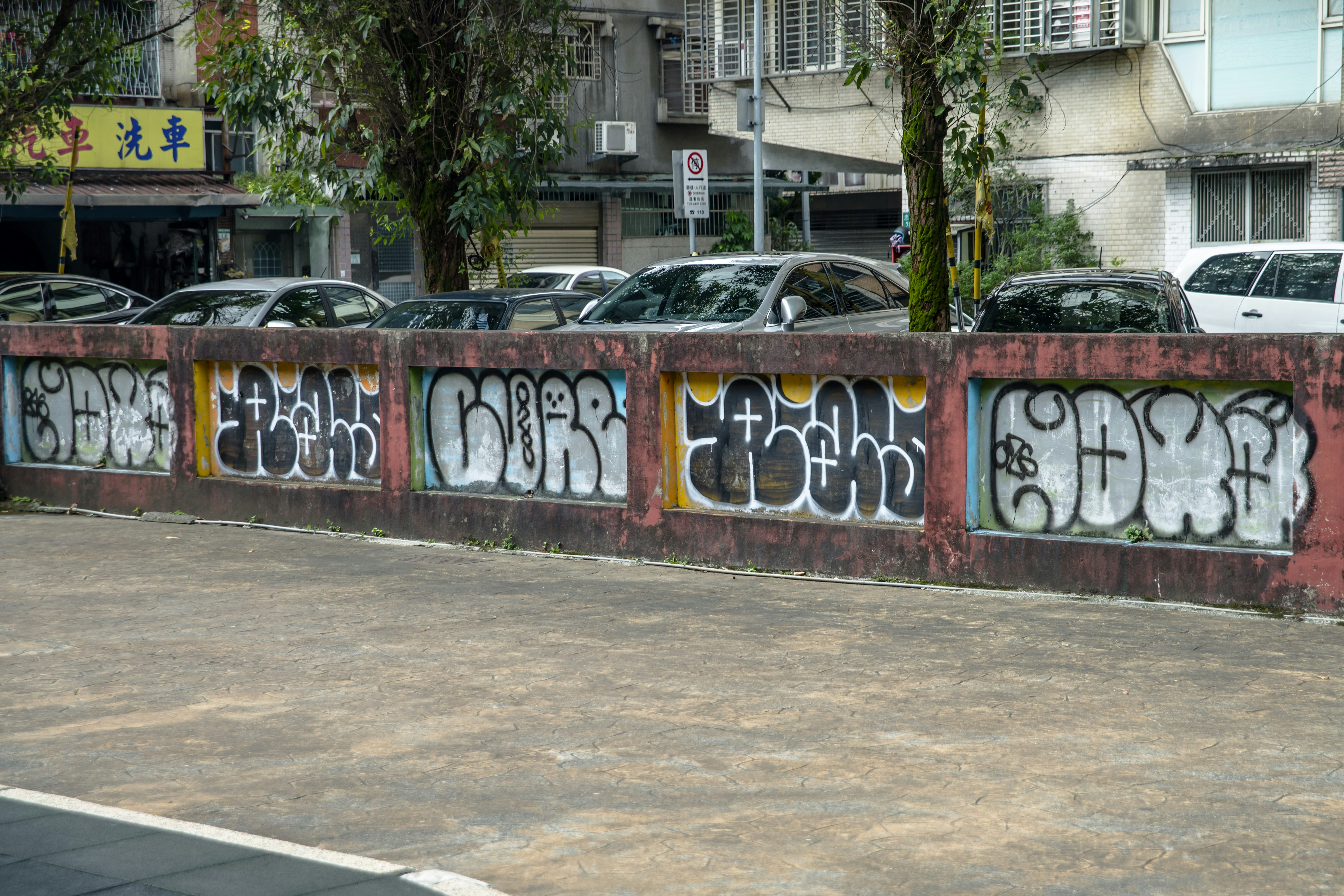 black and white bed linen