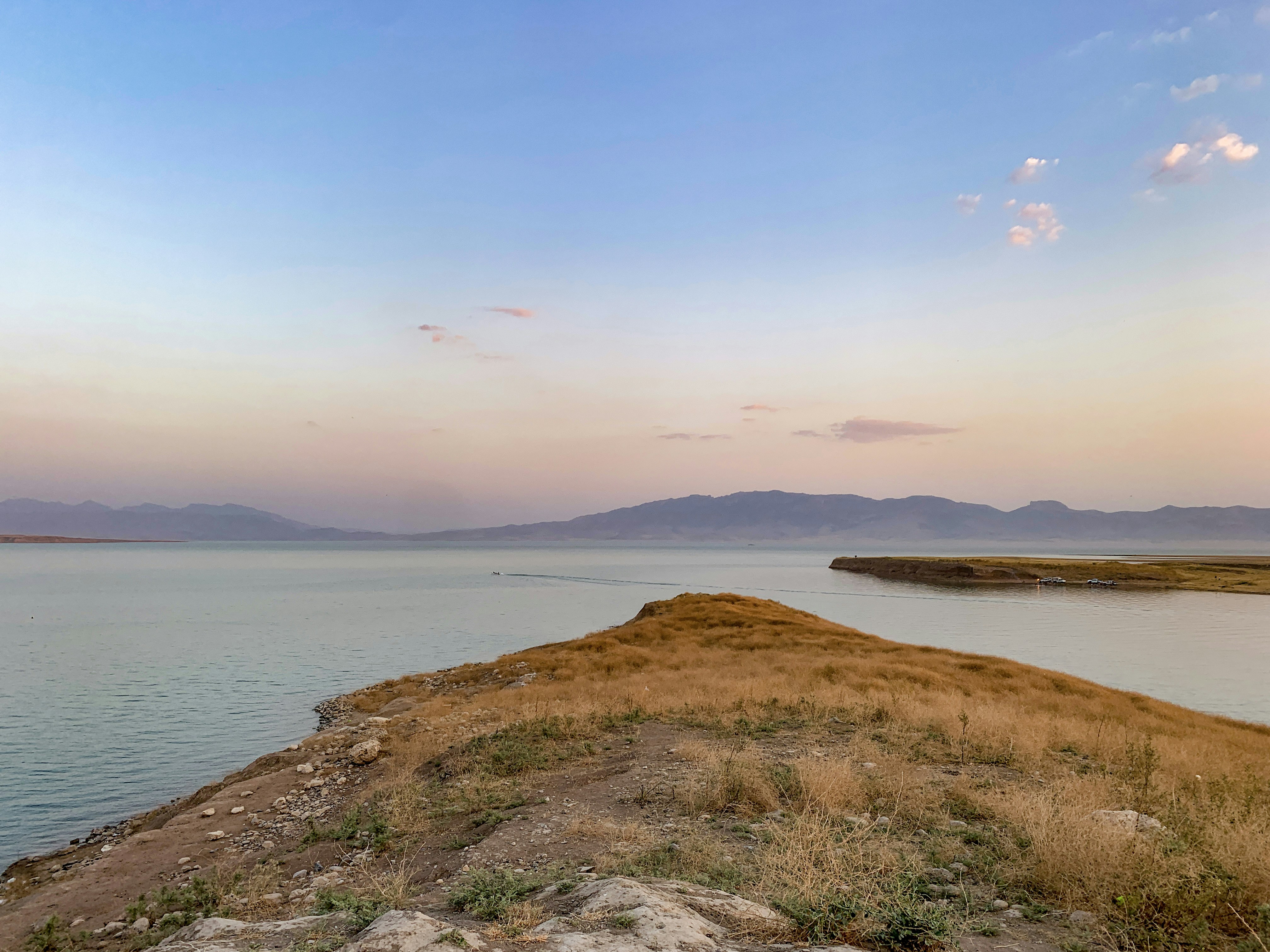 a grassy area next to a body of water, darbandi ranya, slemani city, iraq kurdistan