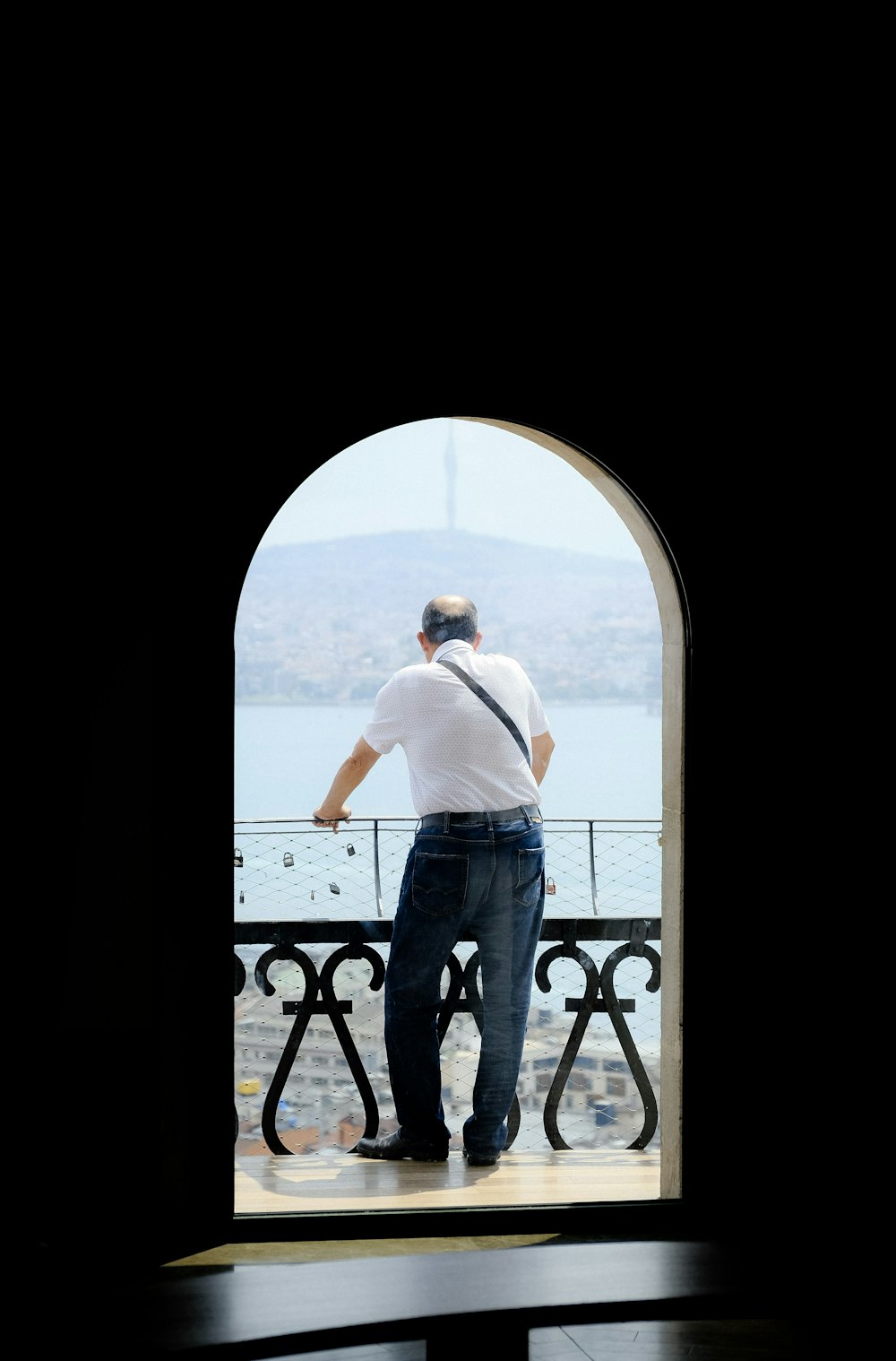 Un homme regardant par la fenêtre