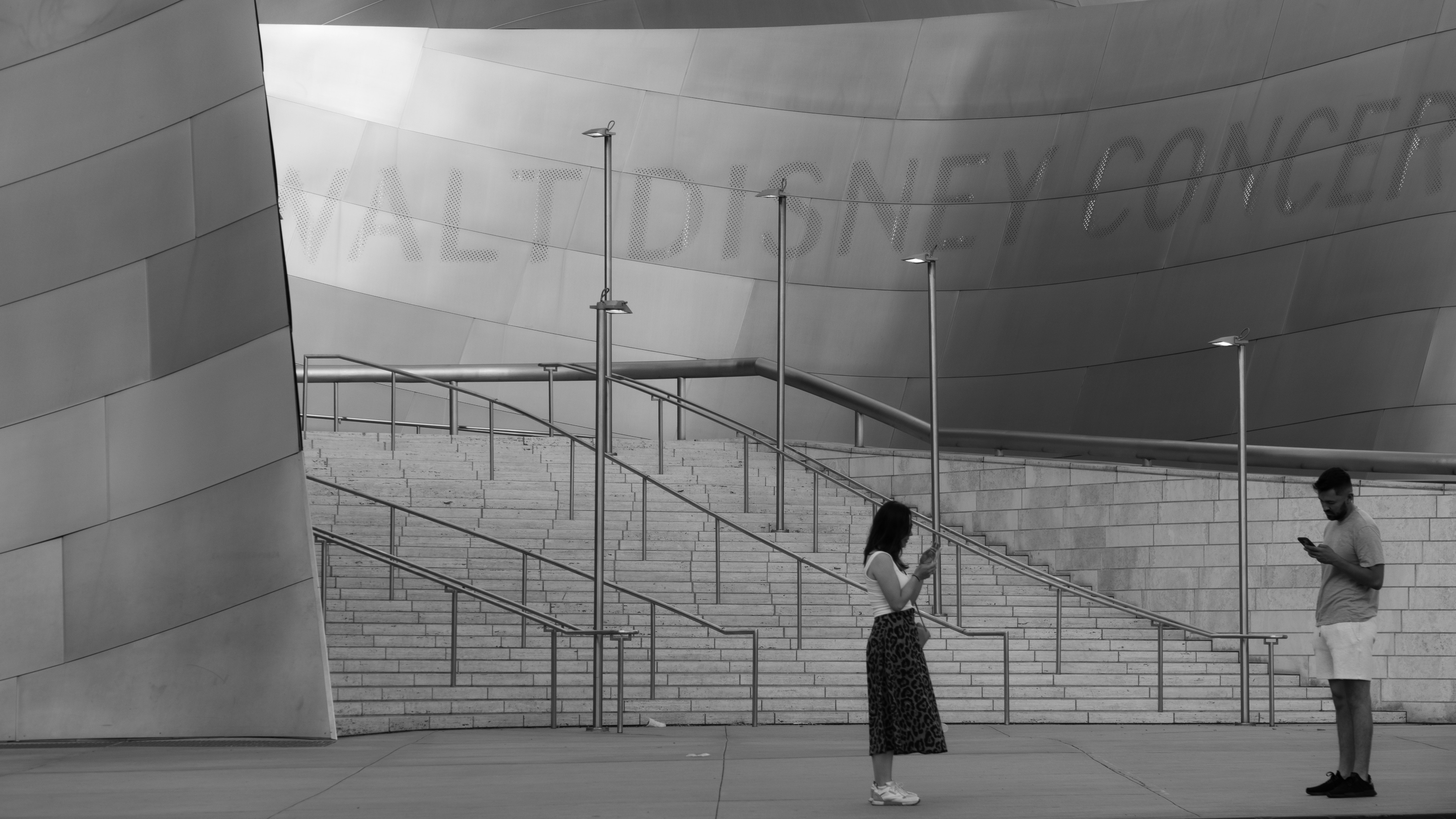 Eine Frau und ein Mann stehen auf einer Brücke