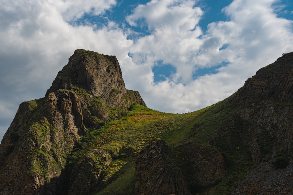 Une montagne avec une vallée en contrebas