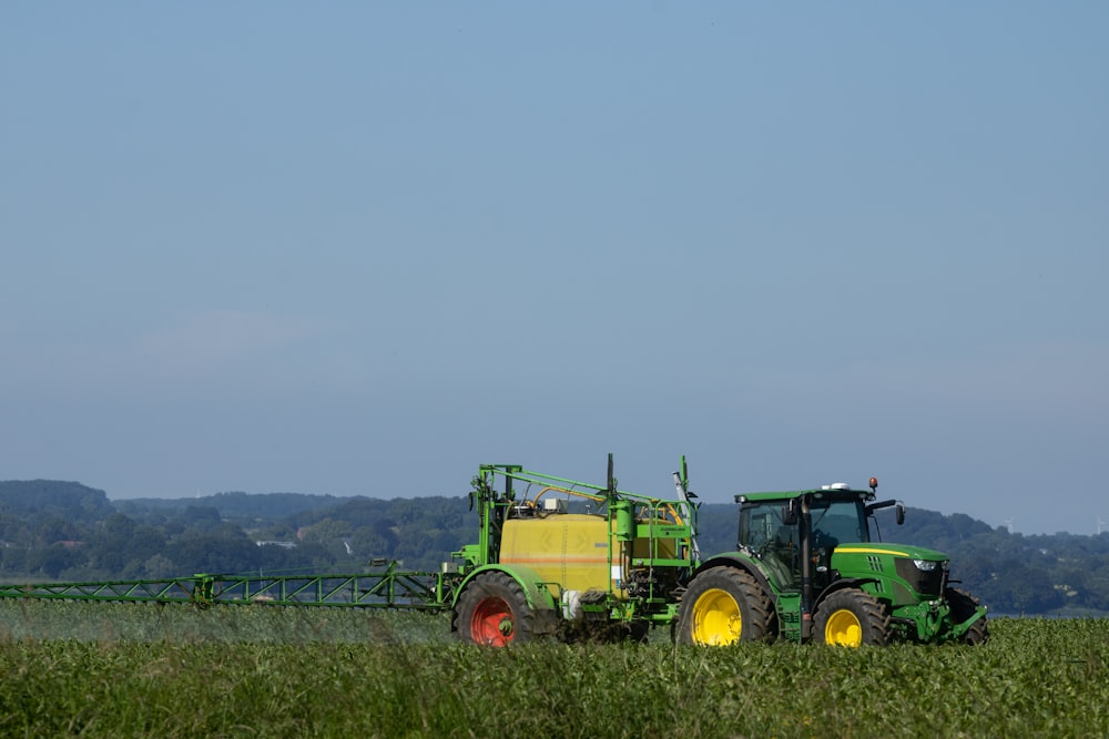 un tracteur dans un champ