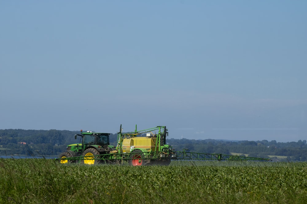 un tracteur dans un champ