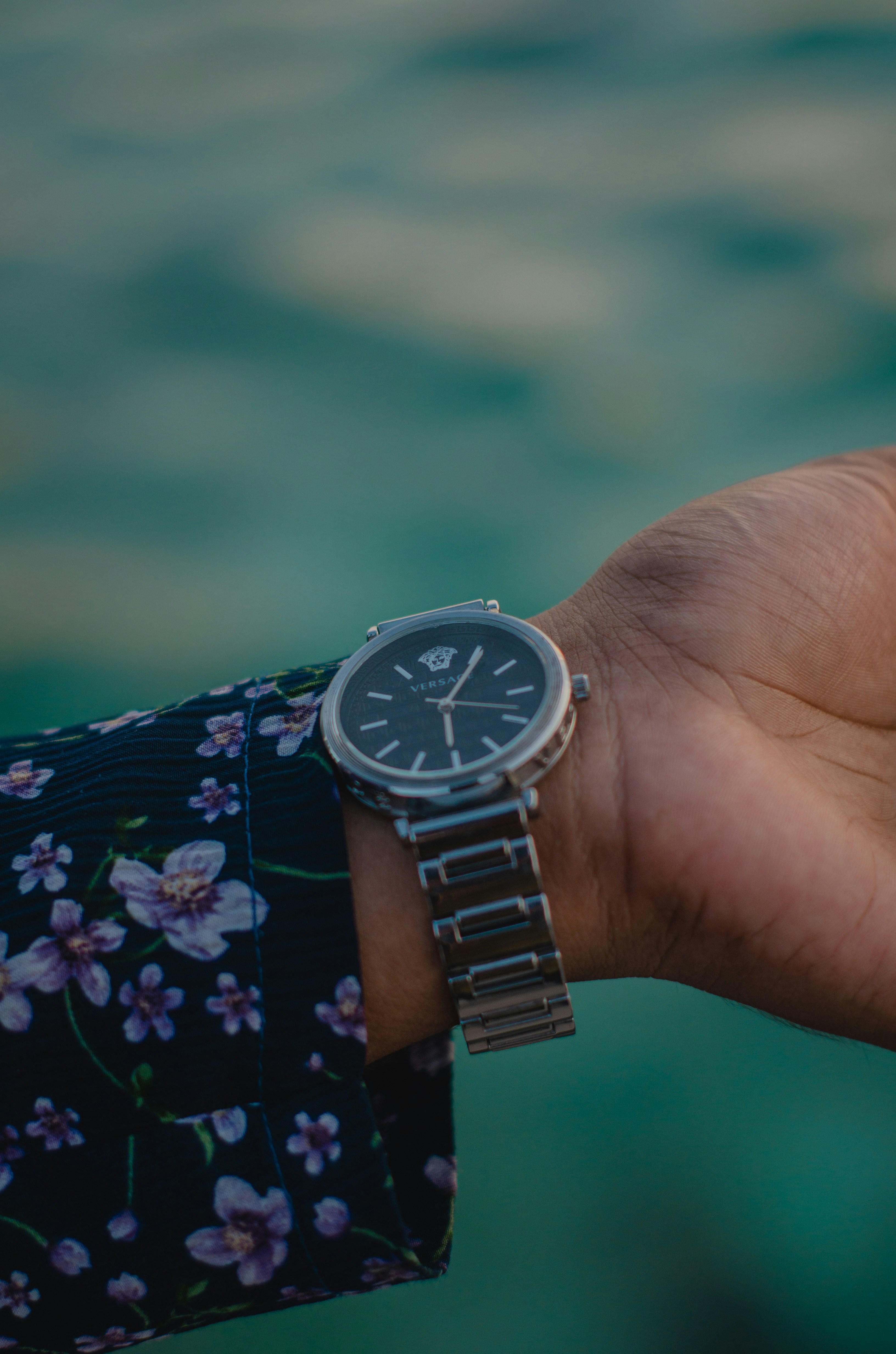 Couple holding hands sunset, ilustrasi artikel Bliss & Beyond: Your Essential Guide to the First Year of Marriage 7