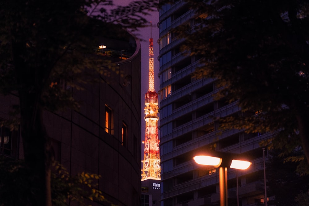 uma torre alta iluminada à noite