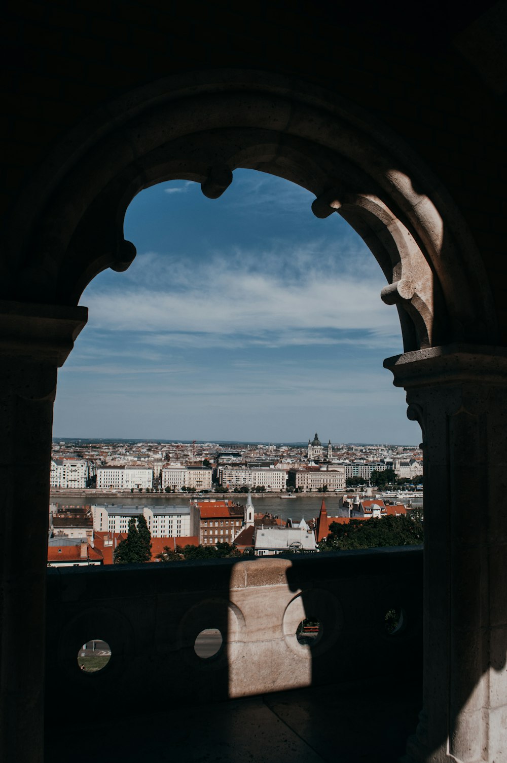 una vista di una città da una finestra