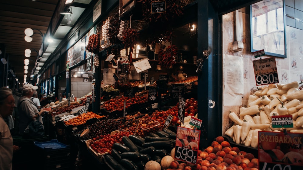 um mercado com frutas