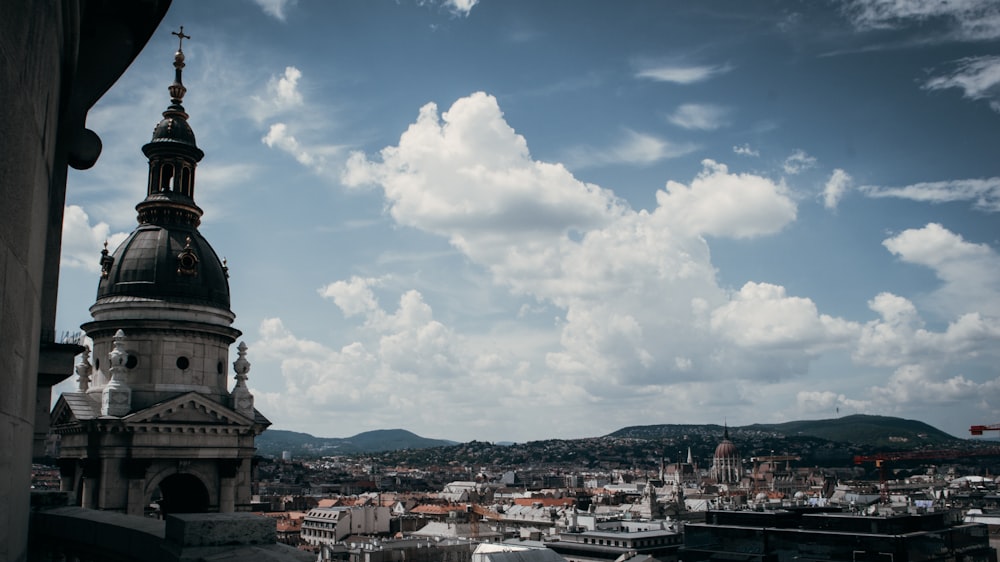 Una città con una torre e barche