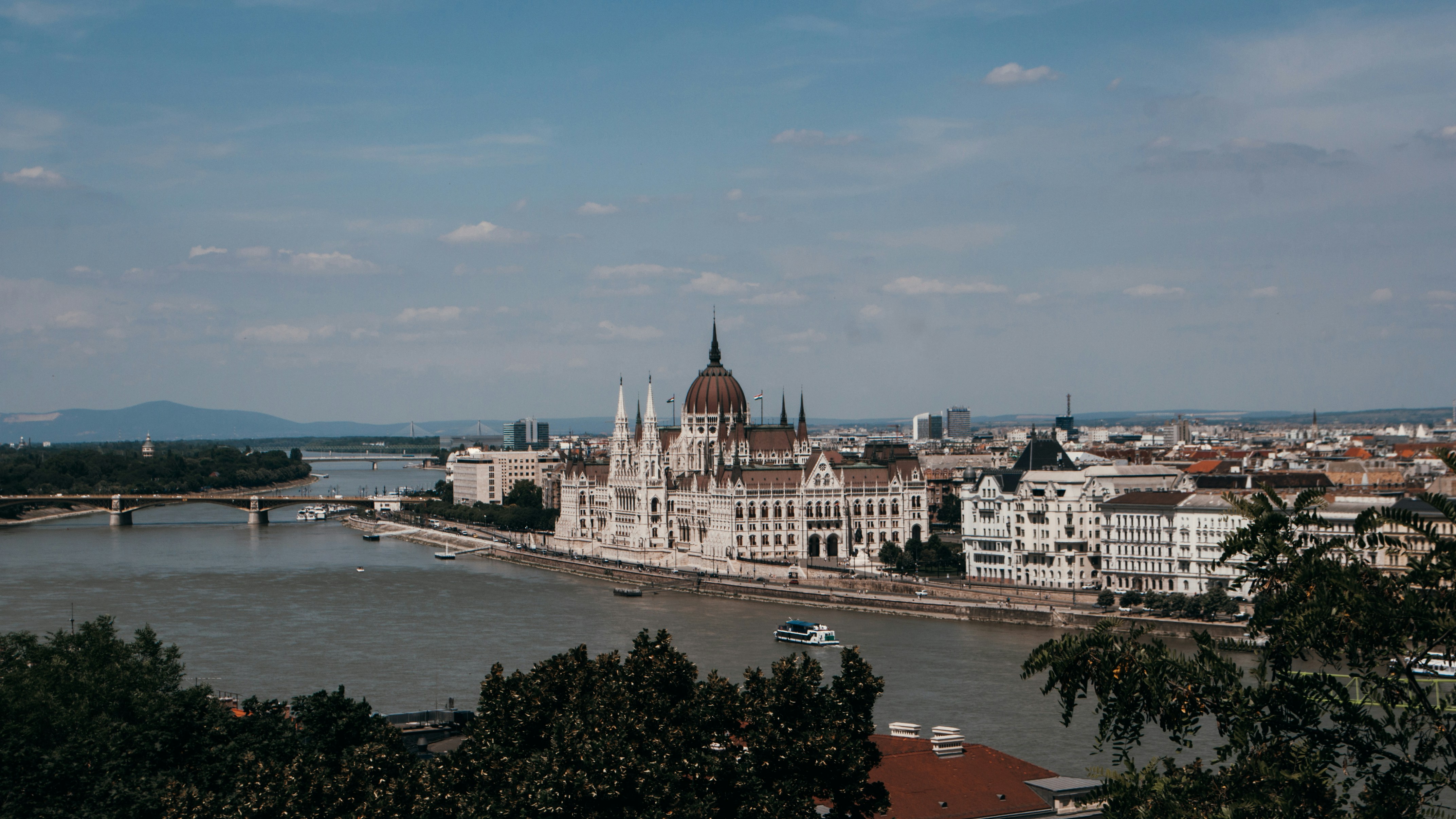 المشرعون الأوروبيون يقرون مراكز لعودة المهاجرين في دول ثالثة وسط اتهامات بالتدخل السياسي