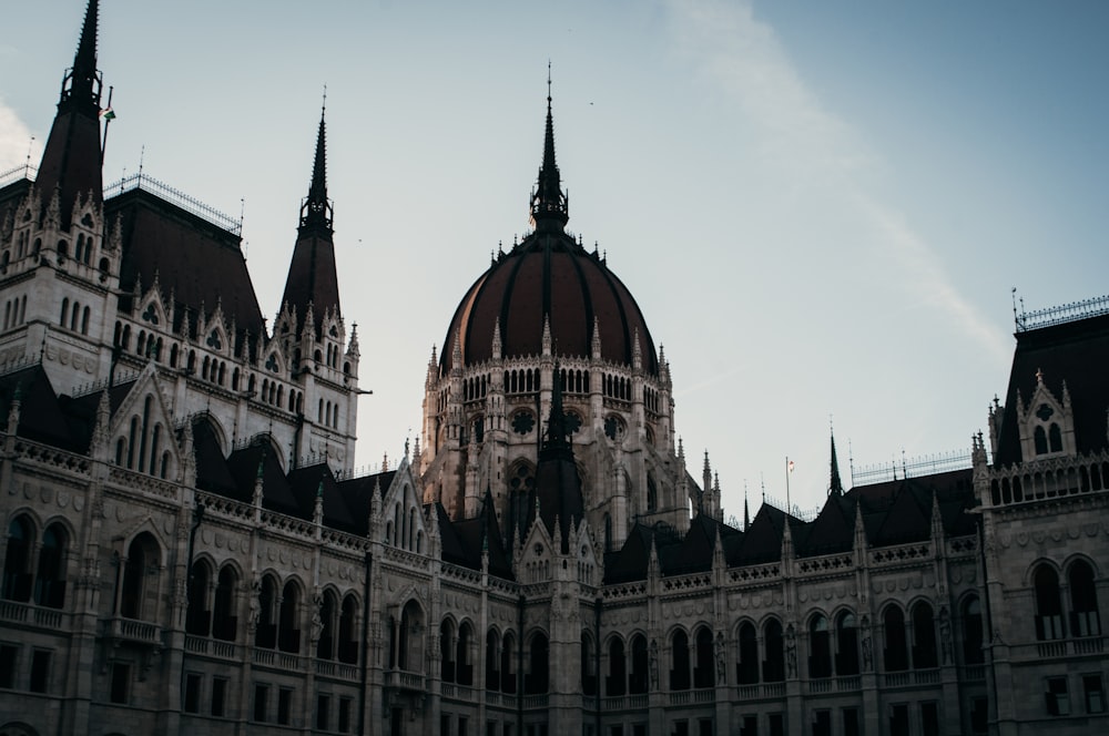 Un grande edificio con torri