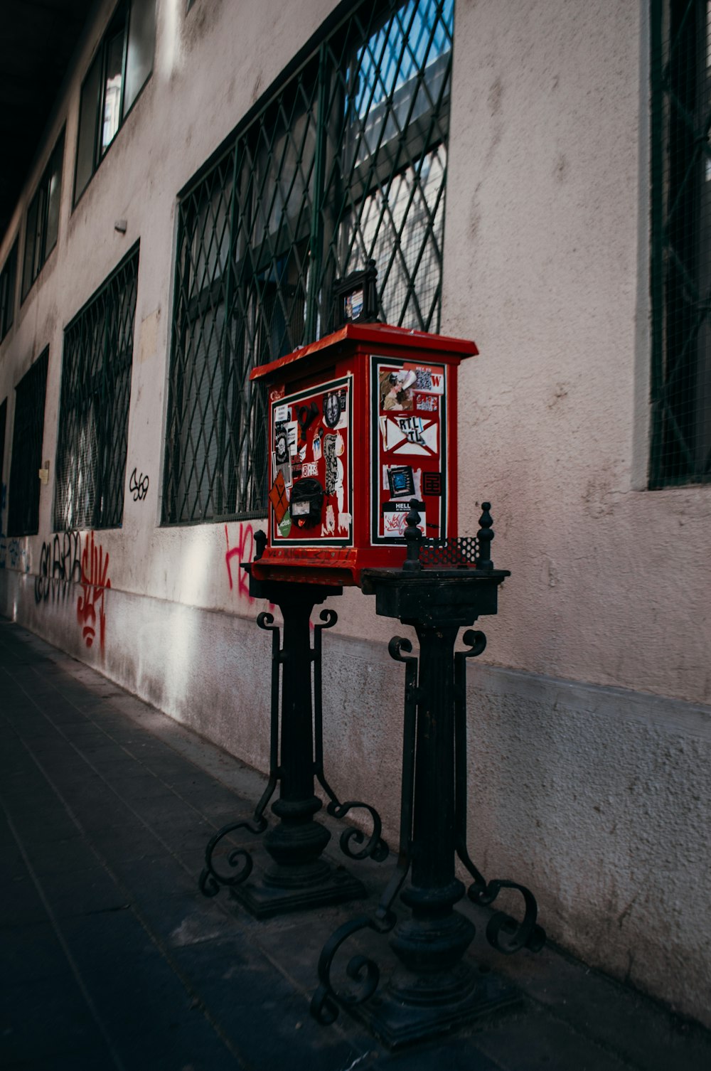 Una caja roja y negra en un poste