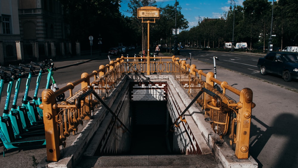 um canteiro de obras com uma cerca amarela