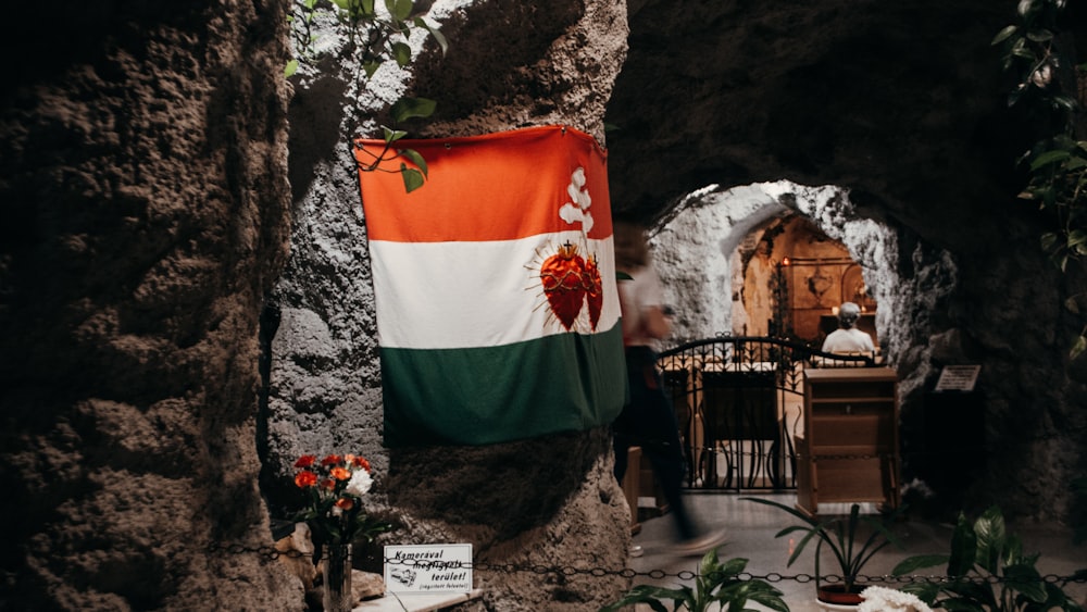 Una bandiera in una grotta