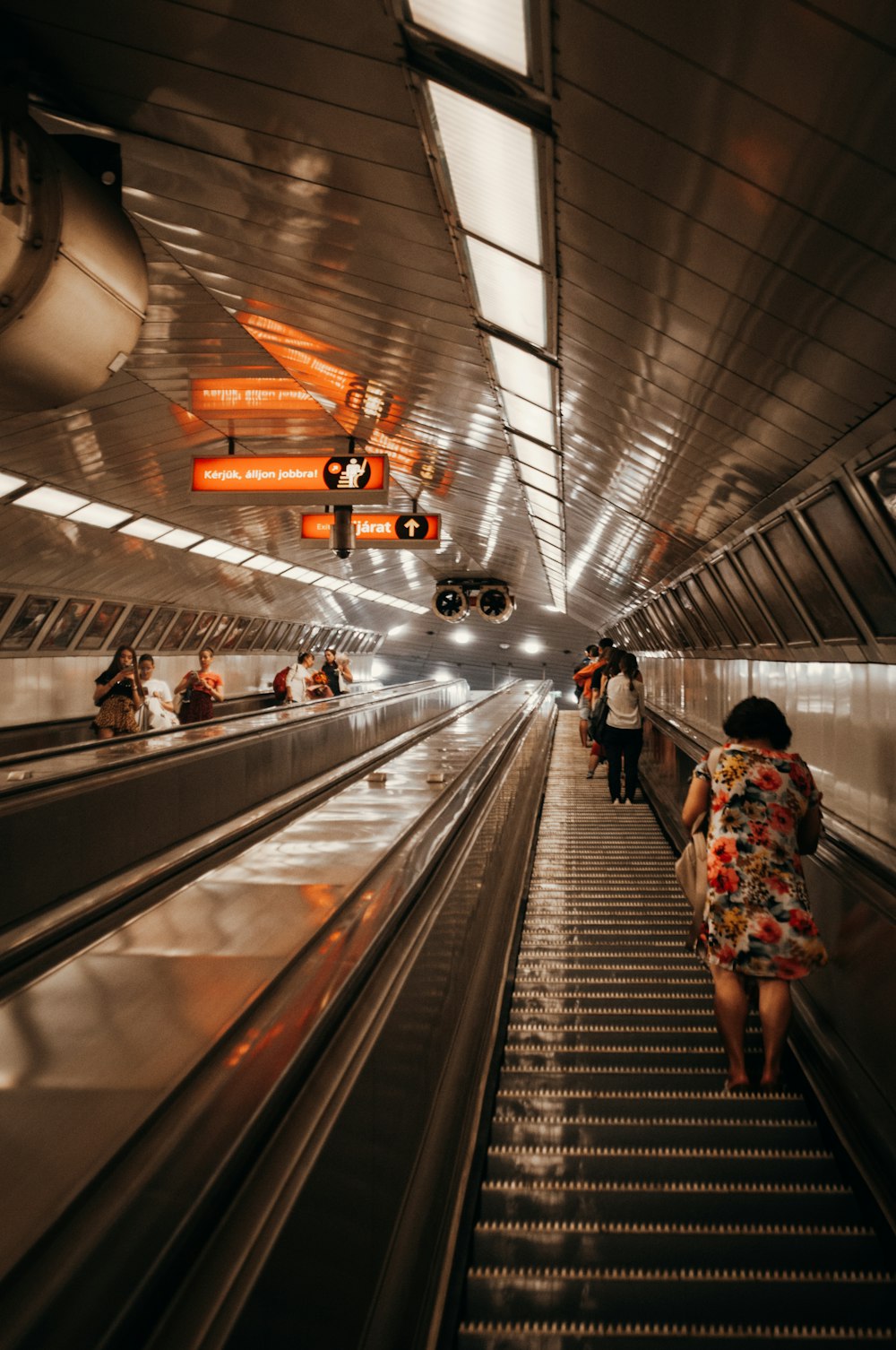 Una estación de tren con gente