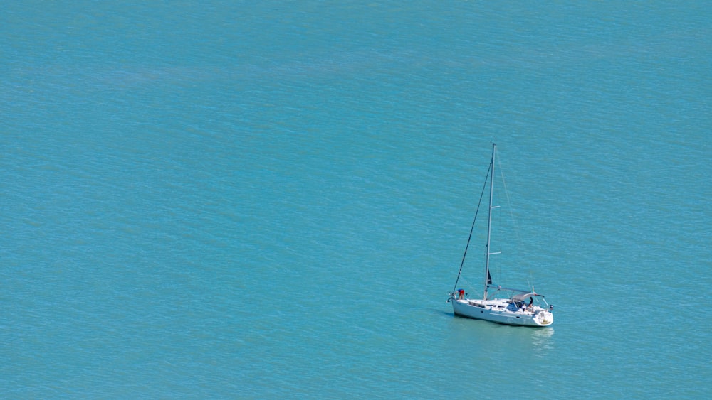 um barco navegando na água