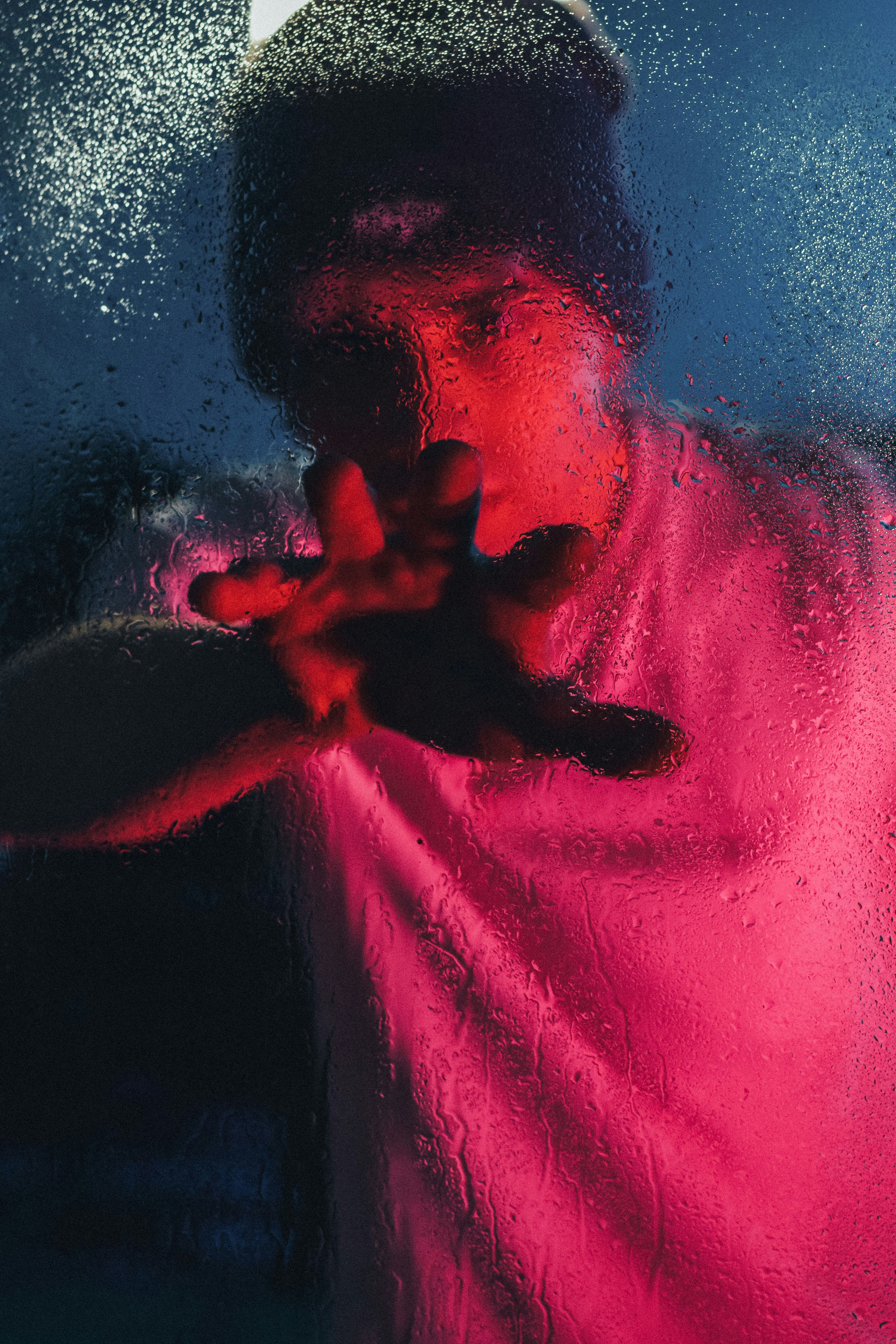 Una persona sosteniendo un micrófono