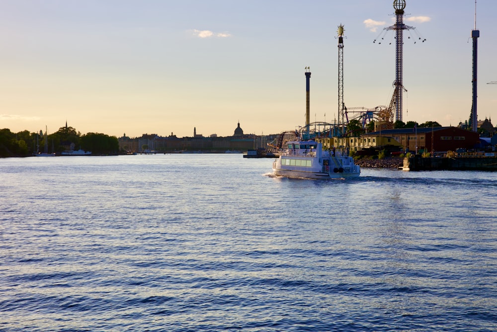 Un bateau naviguant sur l’eau