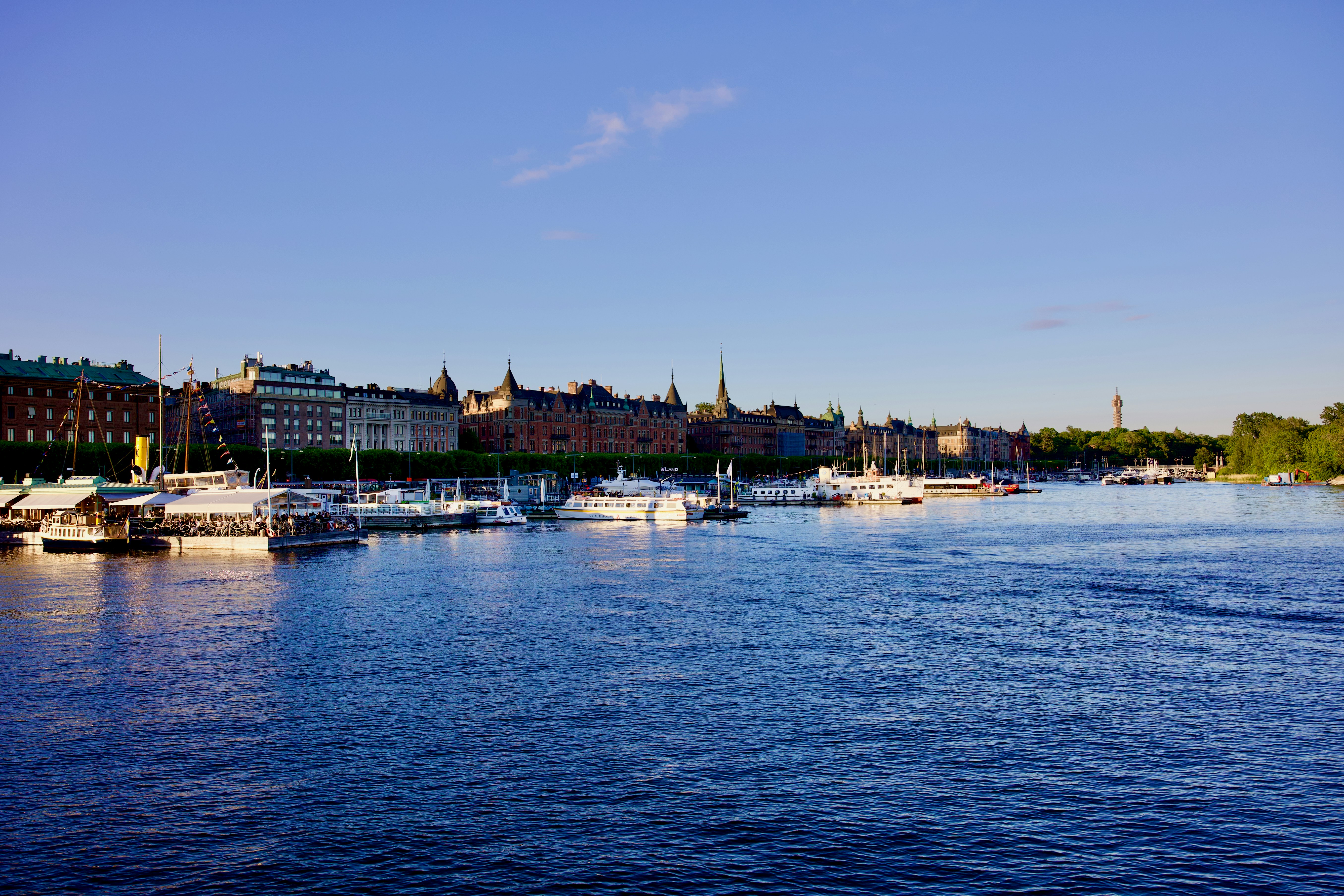 Stay online in the Sweden with a prepaid eSIM from eSIMlii. Instant activation, no roaming charges, and reliable coverage.