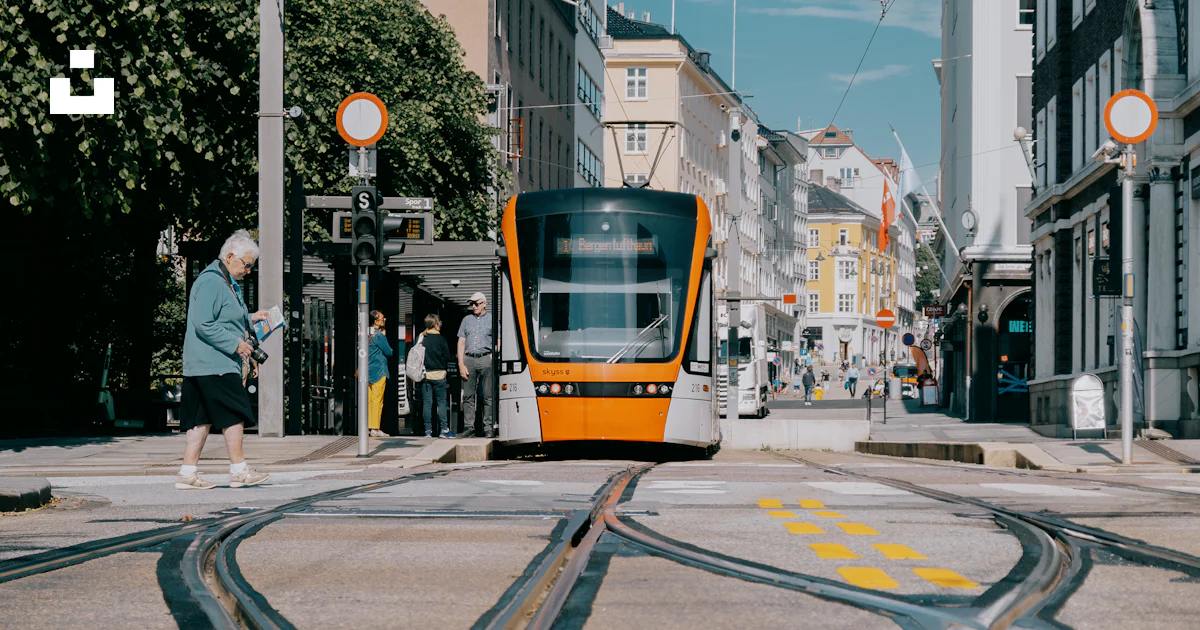 Un train sur les rails photo – Photo Bergen Gratuite sur Unsplash