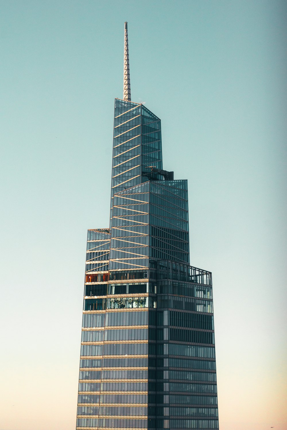 Un grand bâtiment avec un sommet pointu