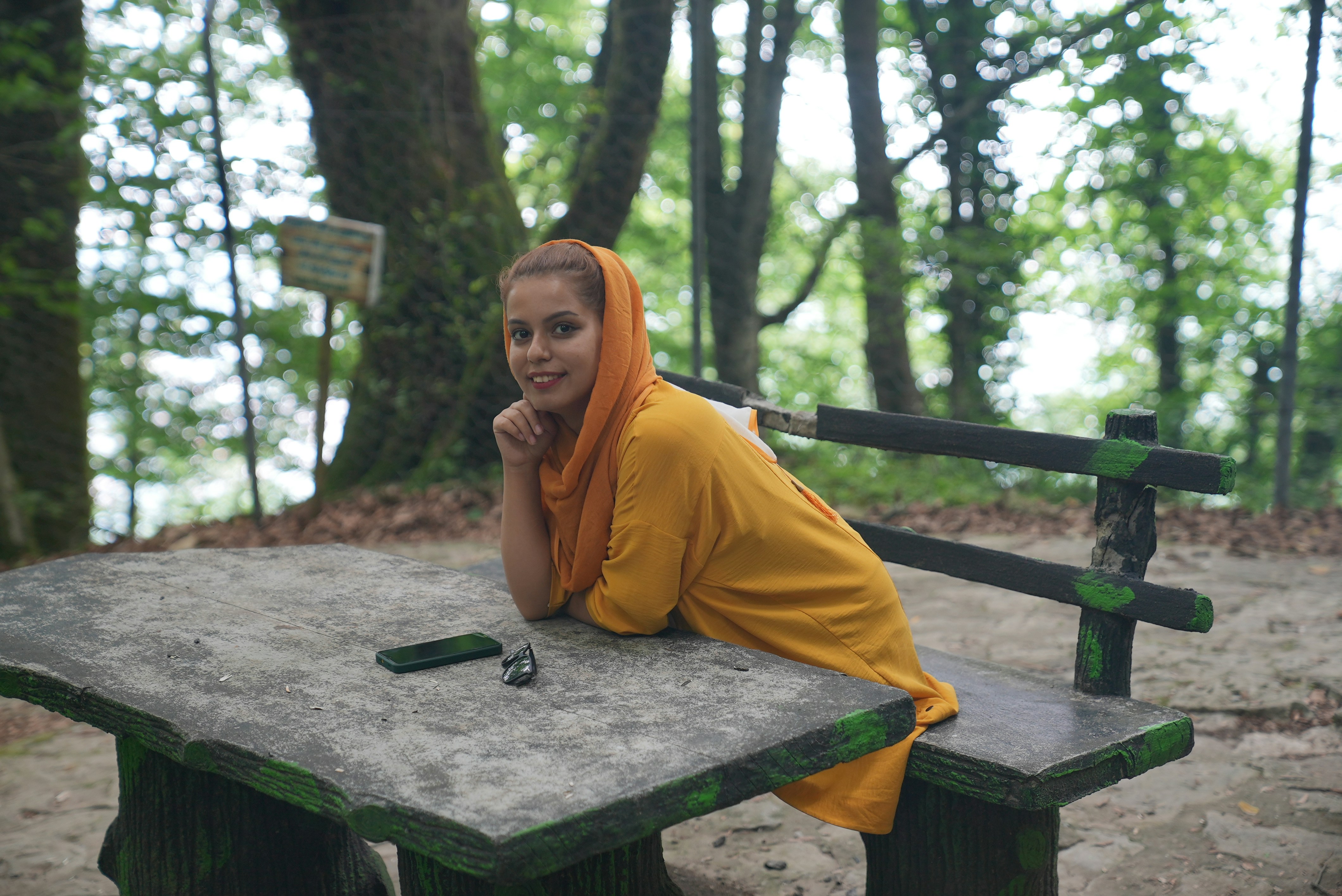 A person sitting on a bench photo – Free Forest Image on Unsplash