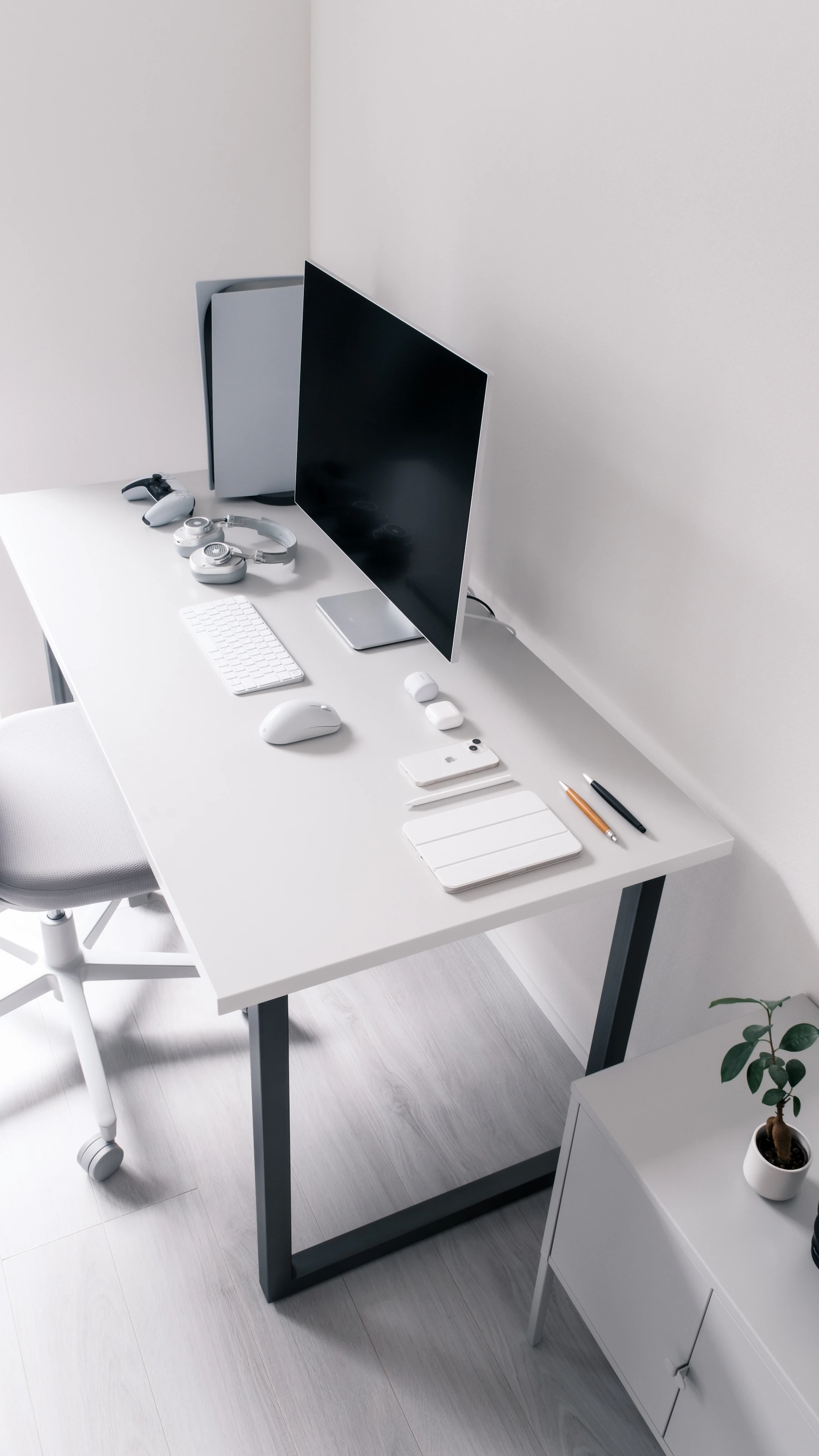 Tidy work desk with a screen