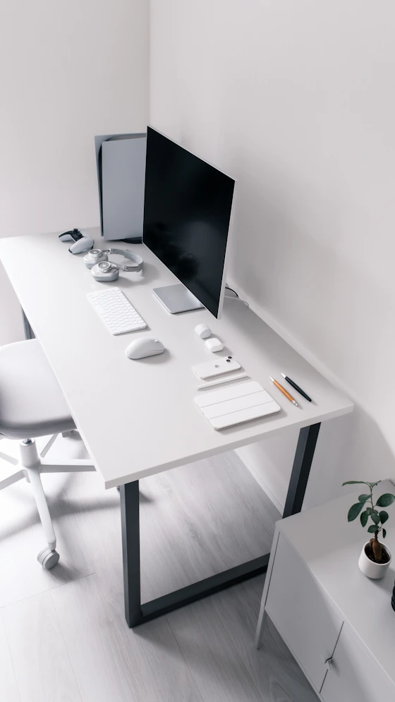 Opgeruimd werkbureau met een beeldscherm