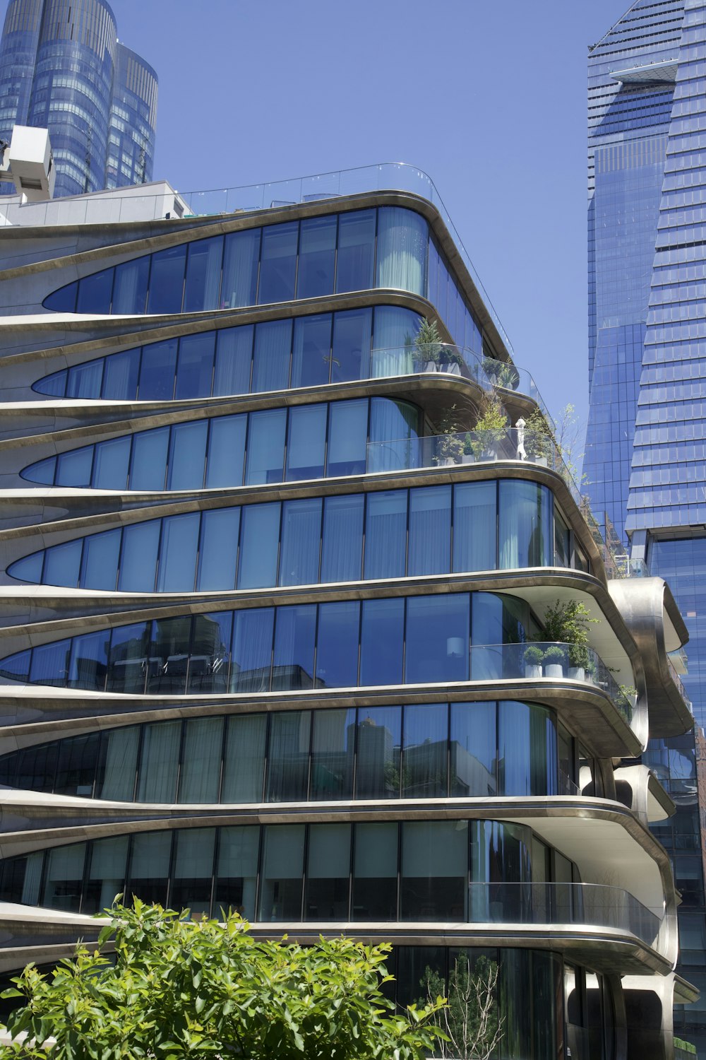 un bâtiment avec des fenêtres en verre