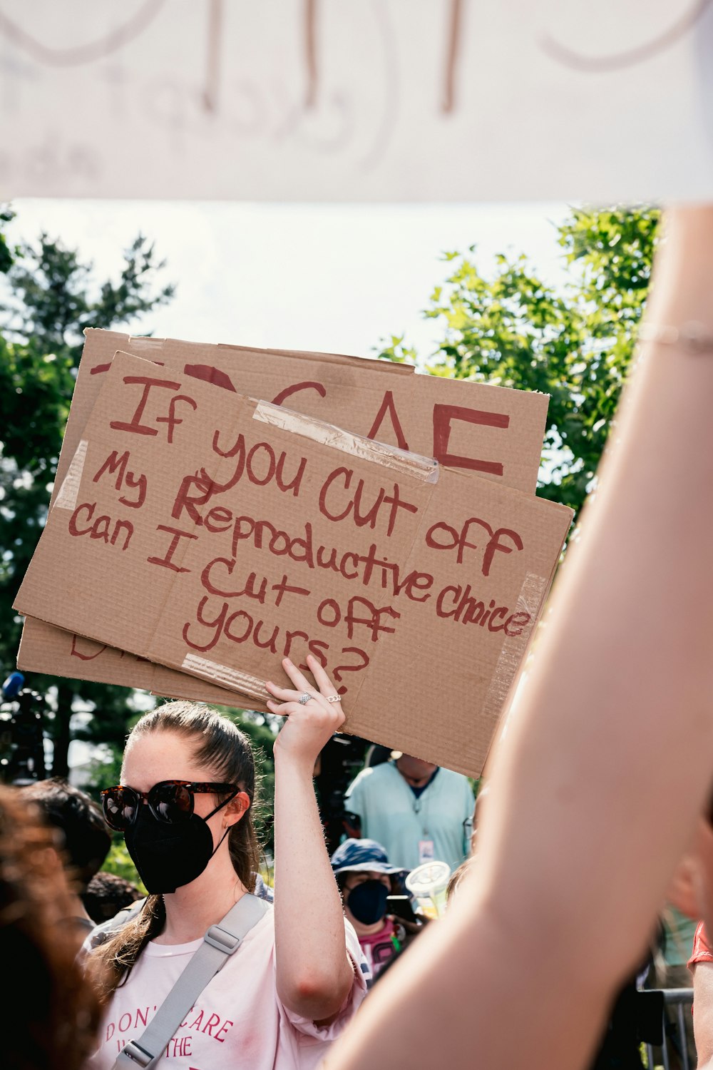 una persona sosteniendo un cartel