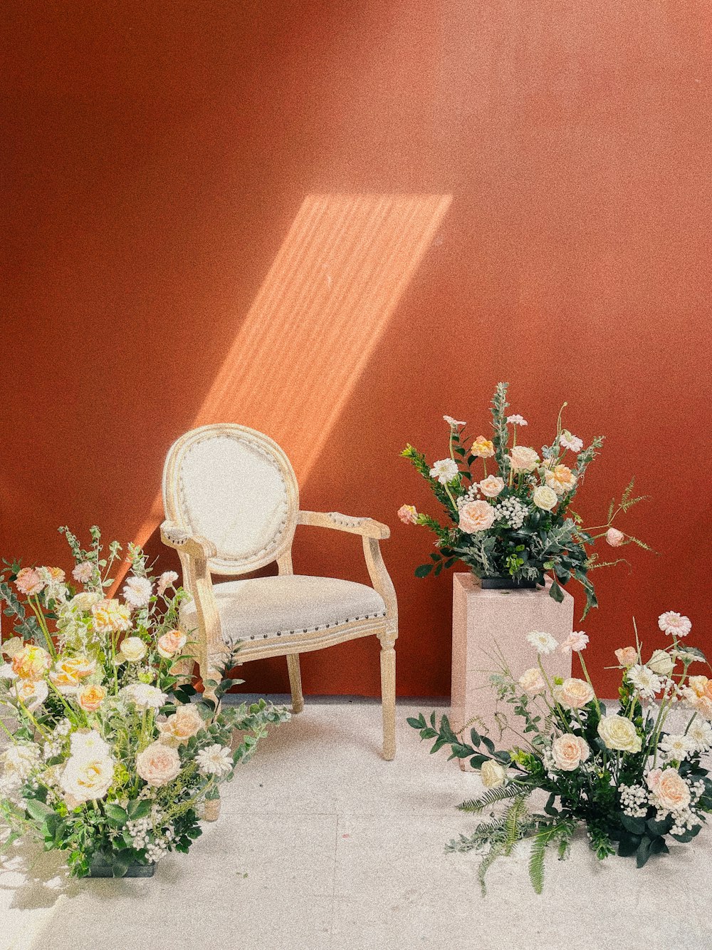 una silla y un ramo de flores